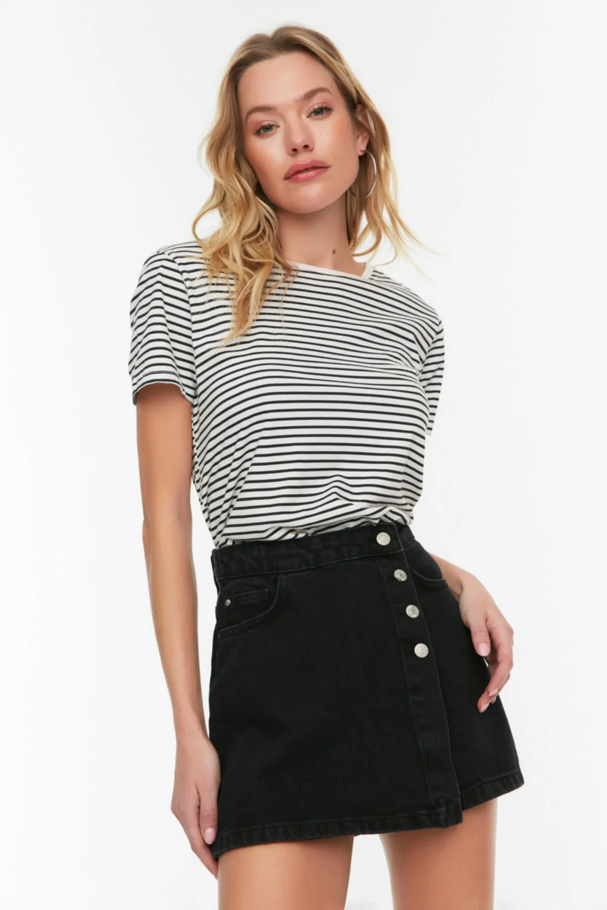 Trendyol Collection  Schwarzer Denim-Shortsrock mit hoher Taille und Knöpfen und Details TWOSS22SR0448