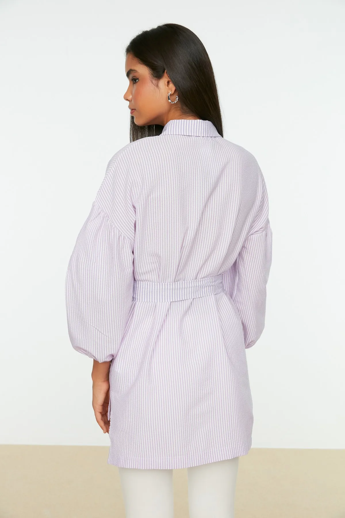 Trendyol Modest  Lila gestreiftes, gewebtes Hemd mit Ballonärmeln und langem Rücken, Gürtel TCTSS22GO0116