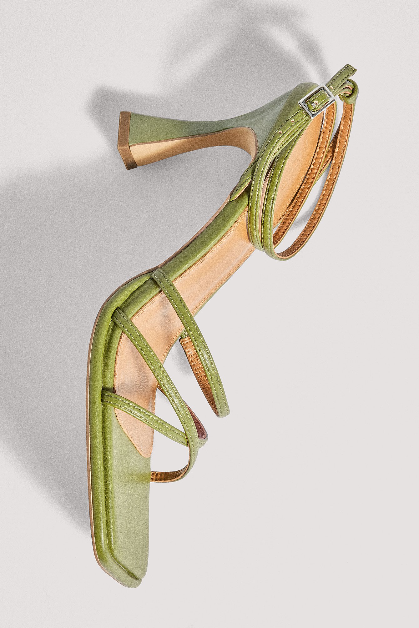 Quadratische Riemchen-High-Heels mit Sanduhrabsatz