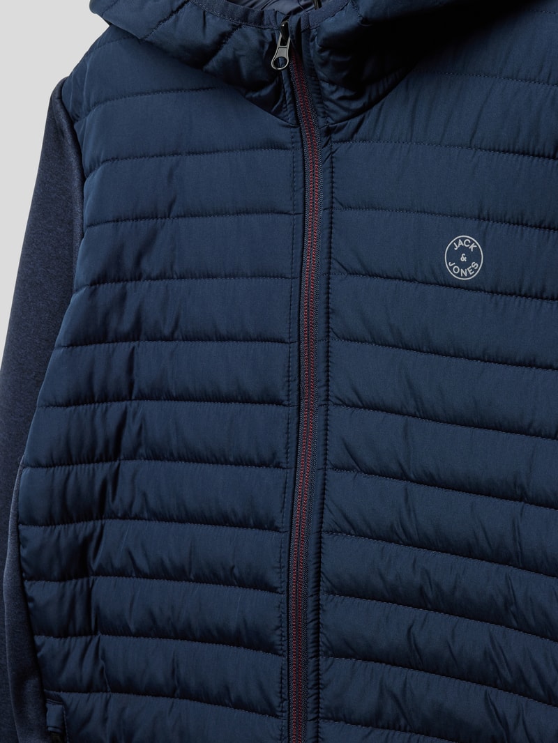 Steppjacke mit Label-Print Modell 'EMULTI' in marineblau