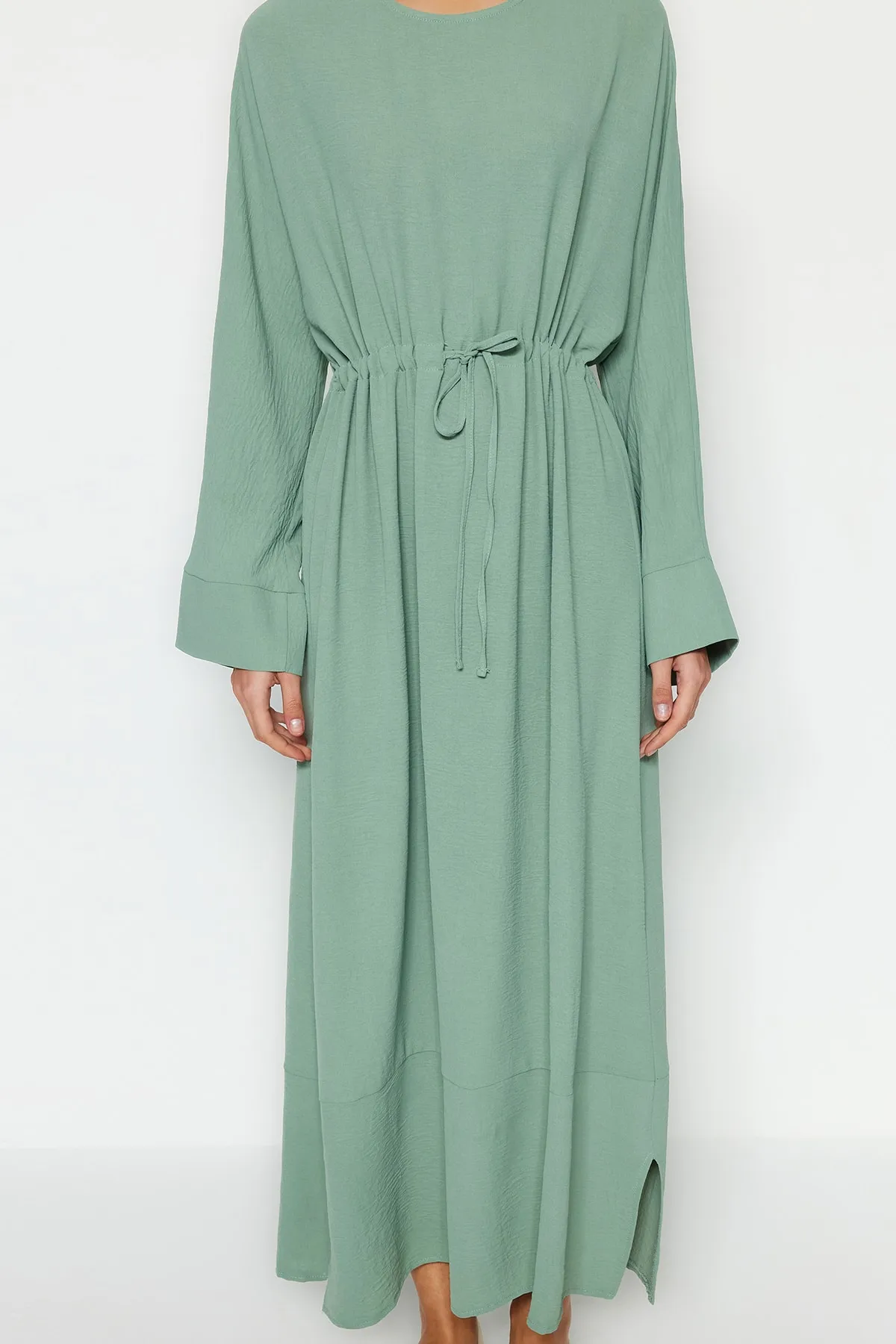 Trendyol Modest  Mintfarbenes, gerafftes Kleid aus Aerobin-Gewebe mit breiter Manschette und gewelltem Rockteil TCTSS23EB00108