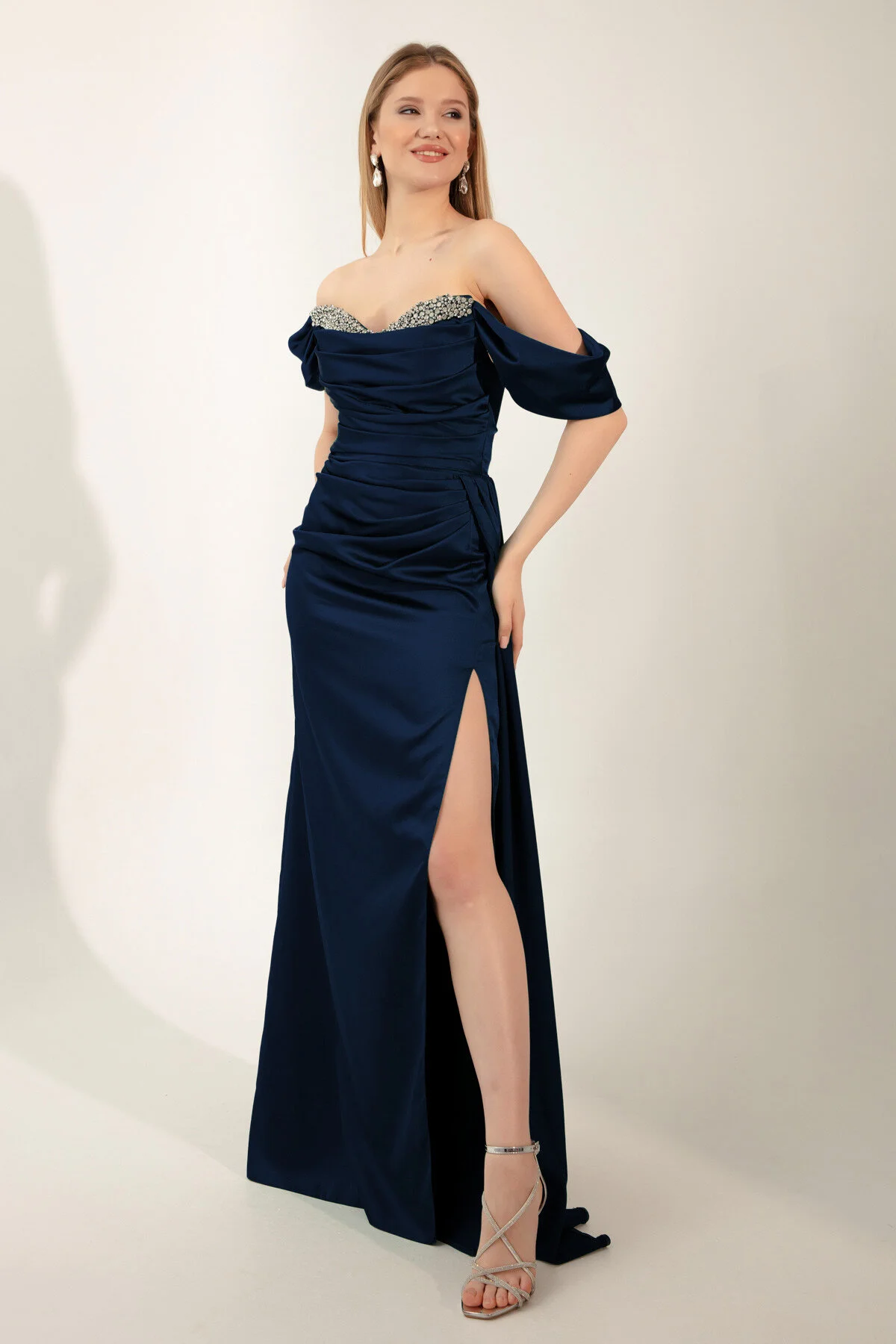 Lafaba  Marineblaues, langes Satin-Abendkleid für Damen mit U-Boot-Ausschnitt und Schlitz