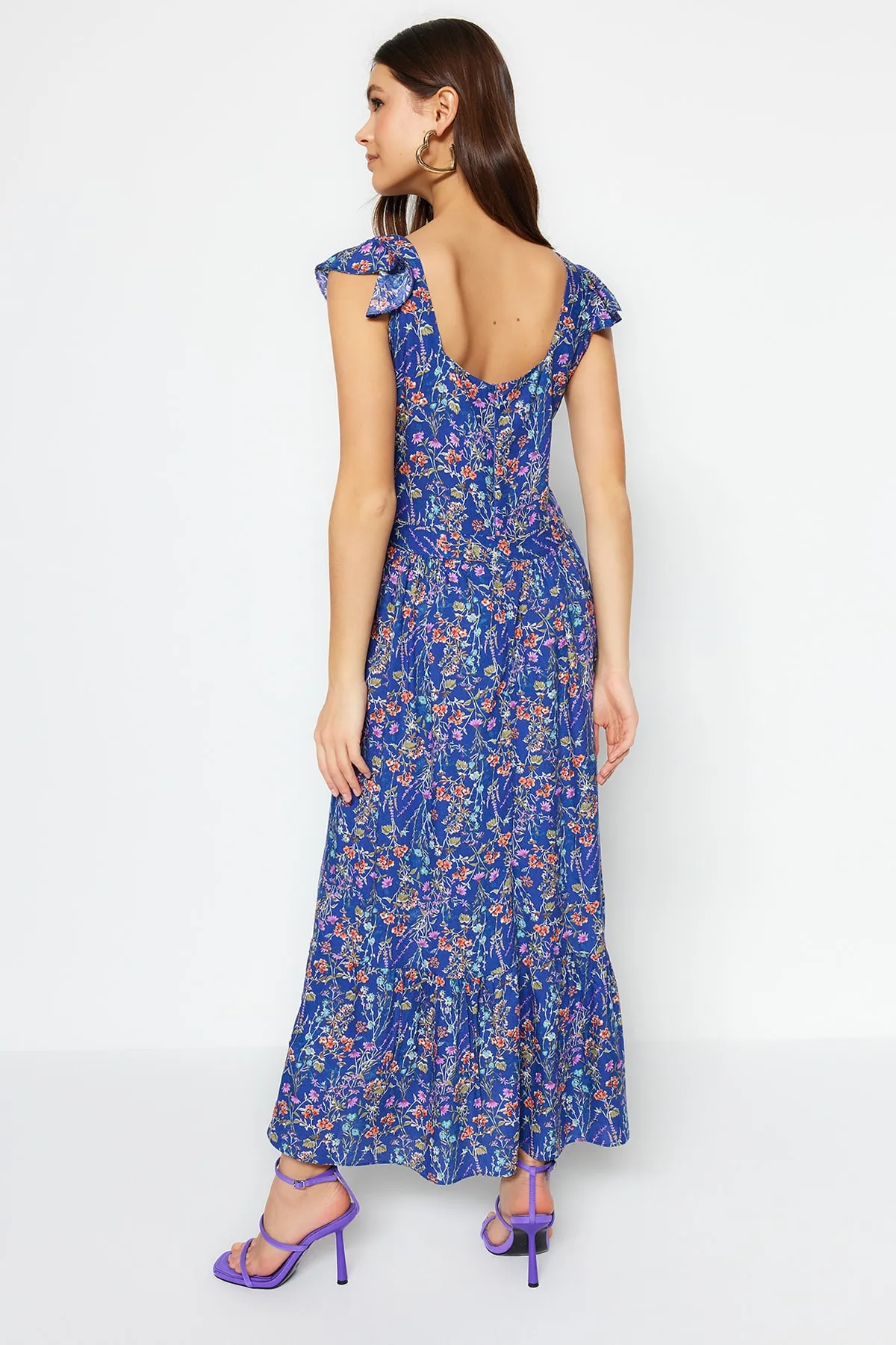Trendyol Collection  Blaues A-Linien-Kleid aus gewebter Viskose mit Blumendruck und quadratischem Ausschnitt TWOSS20EL3331