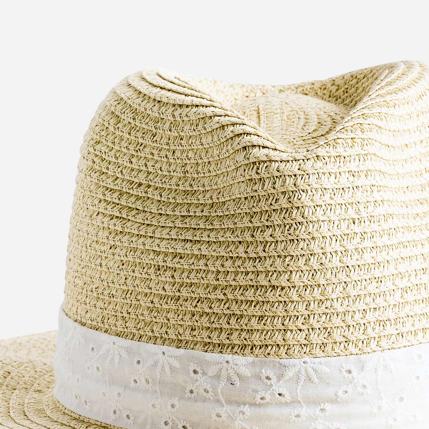 Chapeau beige doré avec galon broderie anglaise