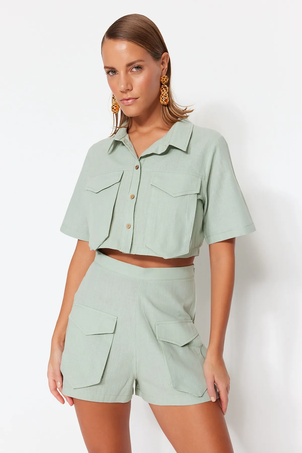 Trendyol Collection  Mintgrünes Set mit gewebten Taschen, 100 % Baumwolle, Hemd und Shorts TBESS22AU00007