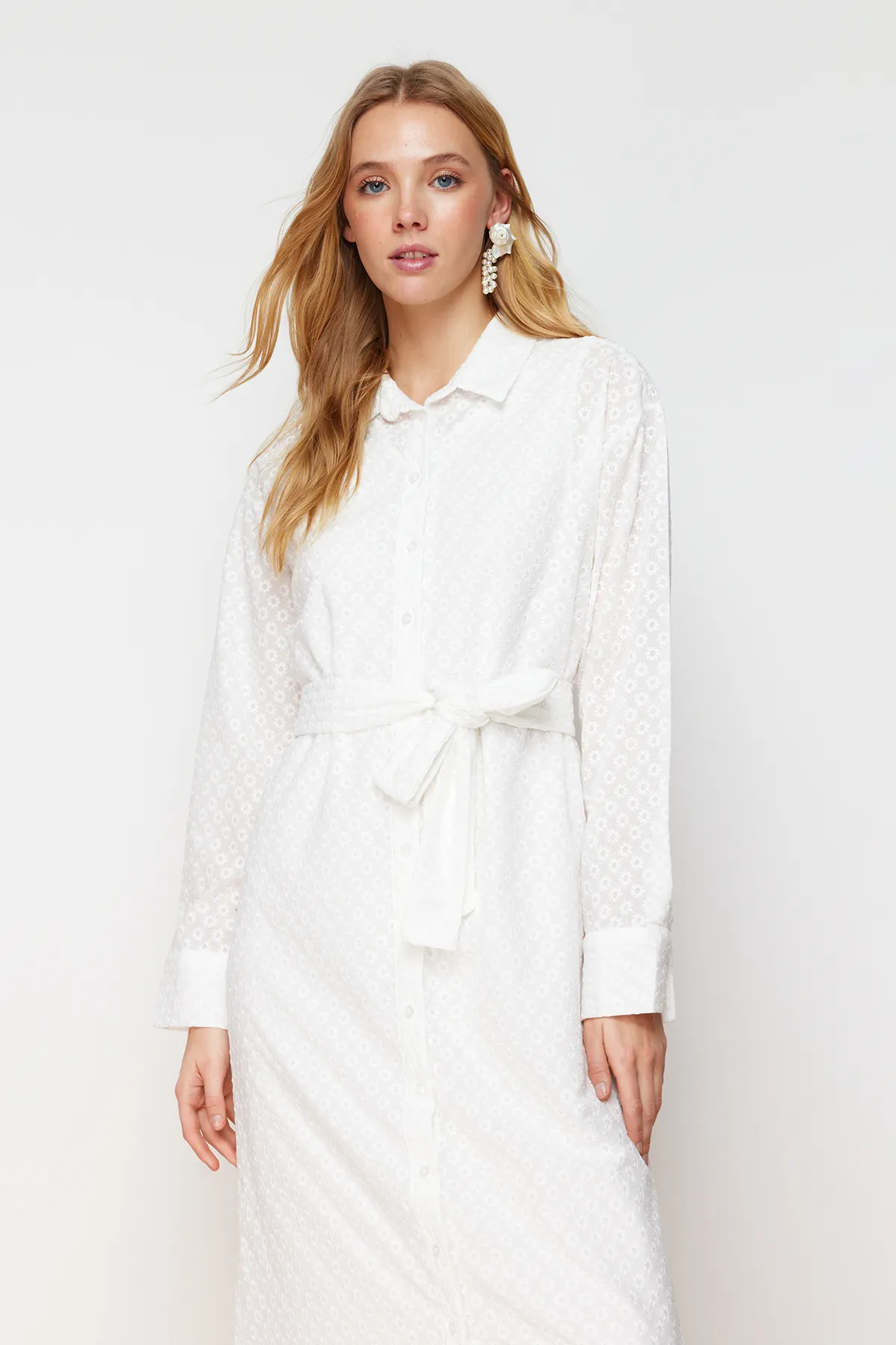Trendyol Modest  Weißes, geblümtes, gewebtes Hemdkleid mit Gürtel, Stickerei und Futter TCTSS24EB00052