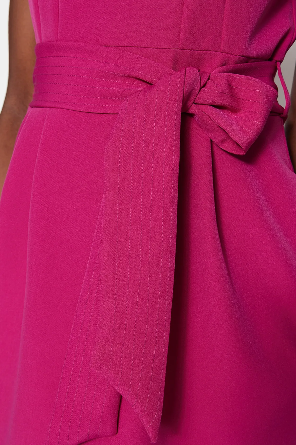 Trendyol Collection  Fuchsiafarbenes Mini-Webkleid mit Gürtel und Rundhalsausschnitt TWOSS19AA0063