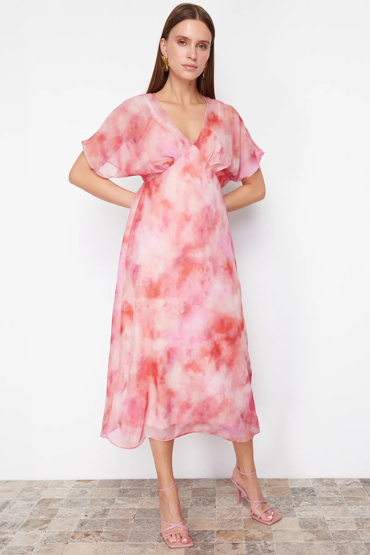 Trendyol Collection  Rosa A-Linien-Maxikleid aus gewebtem Chiffon mit abstraktem Muster TWOSS24EL00812