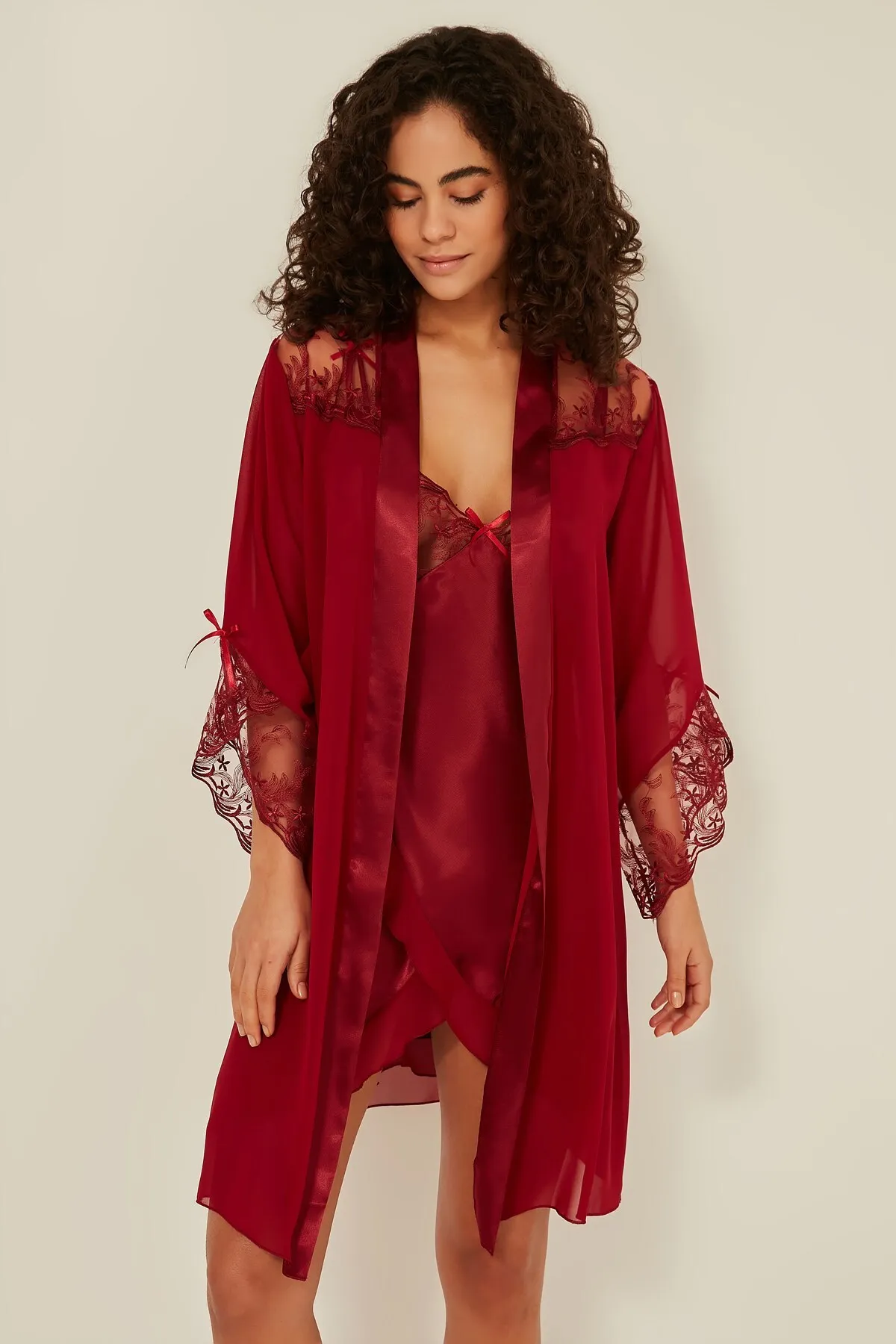 C&City  048 Damen-Nachthemd-Morgenmantel-Set aus Satin in Weinrot