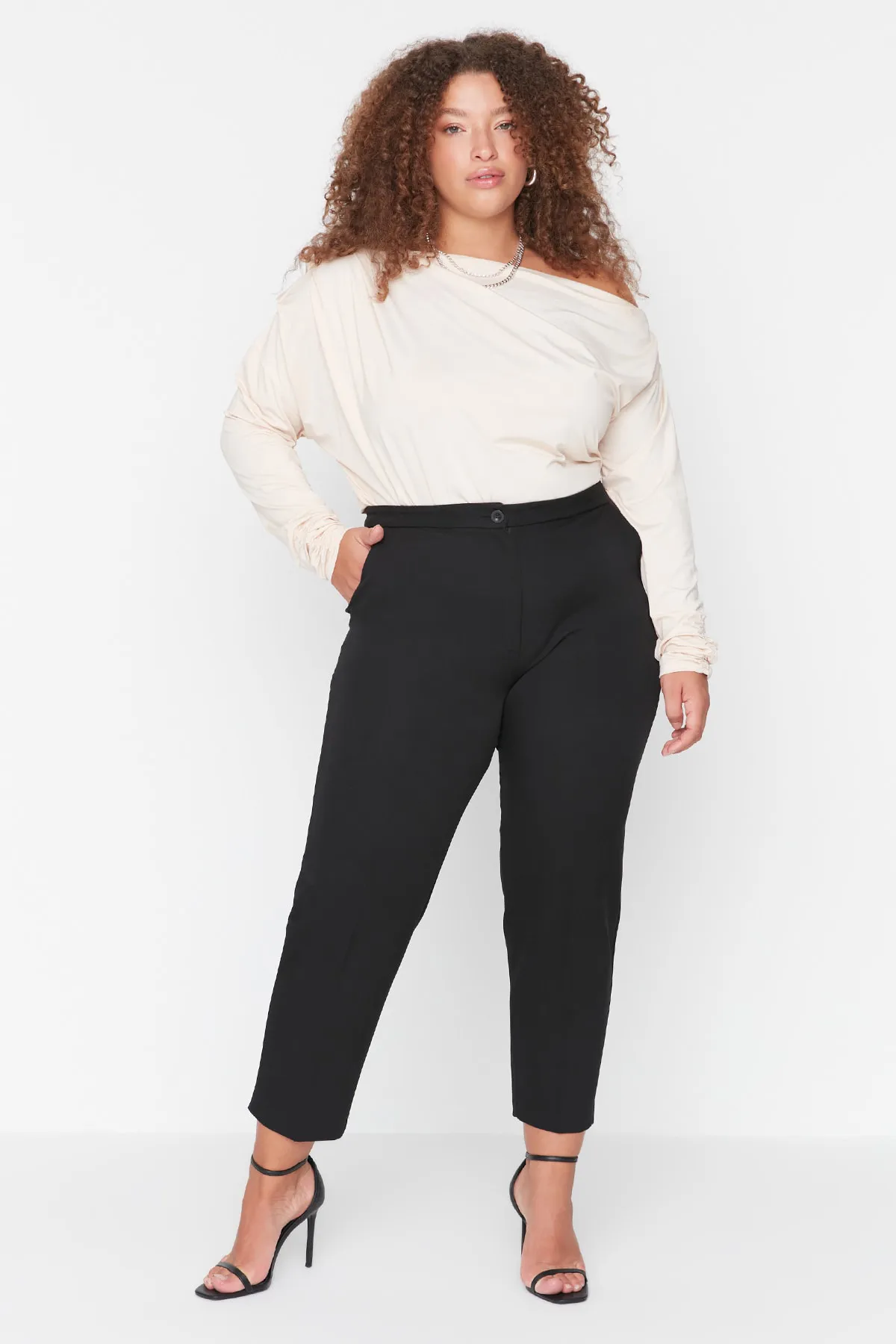 Trendyol Curve  Schwarze Hose aus Zigarettengewebe TBBAW23AR00051