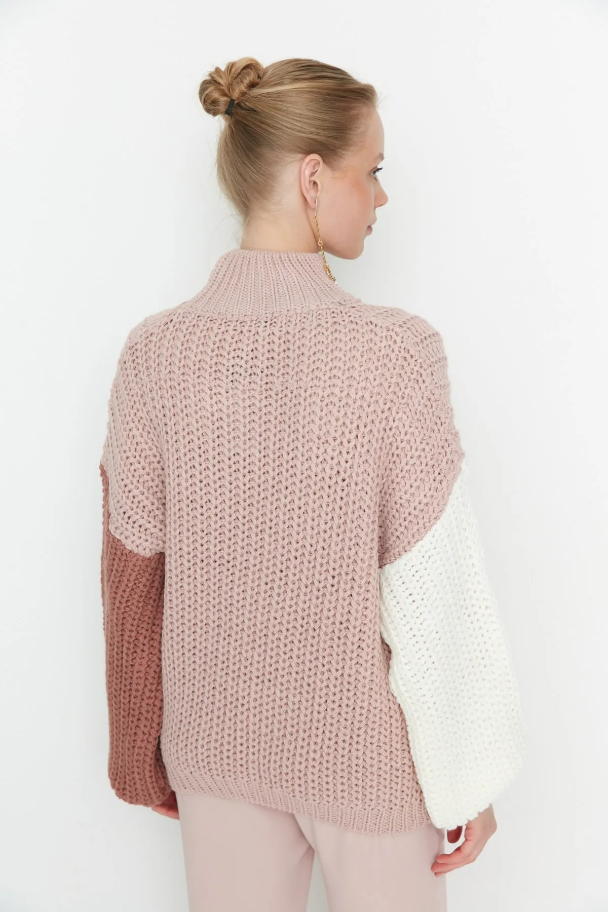 Trendyol Collection  Puderfarbener, weich strukturierter Strickpullover mit Farbblockdesign und weiter Passform TWOAW21KZ0271
