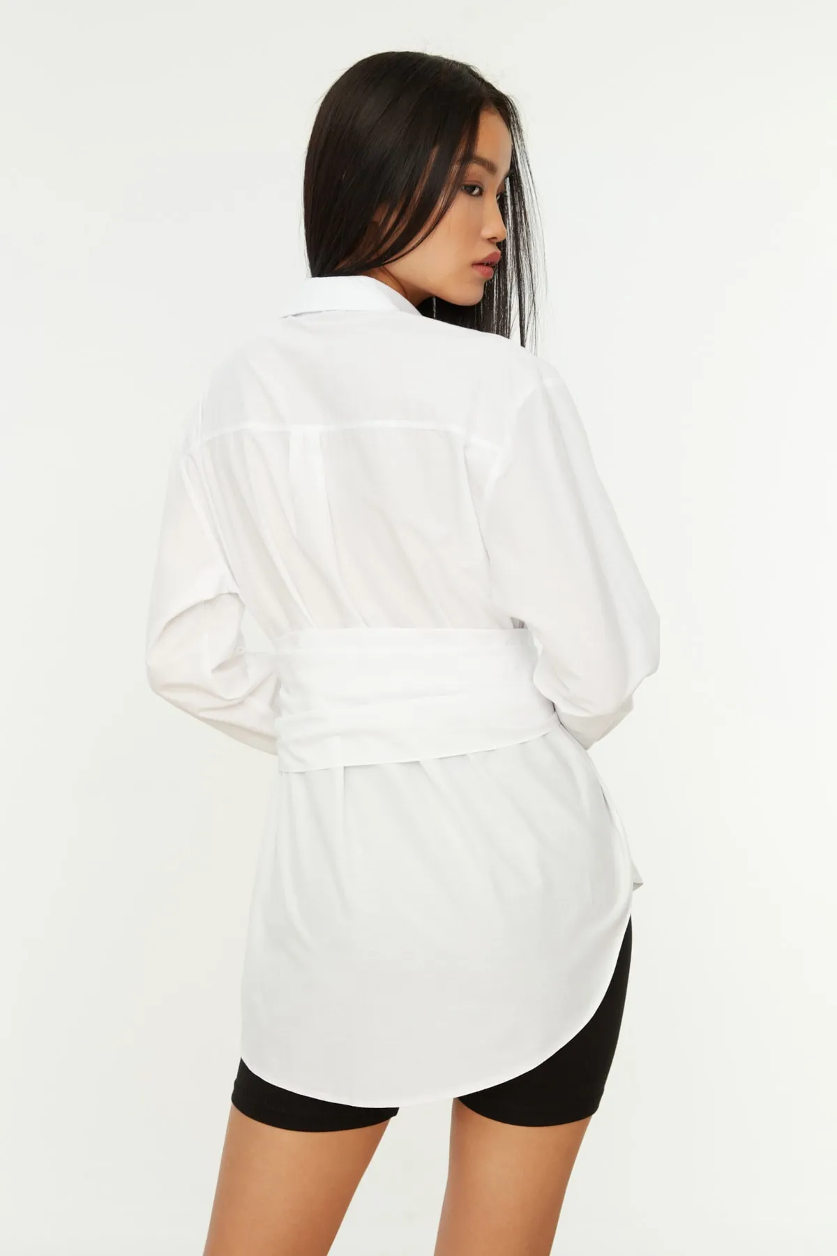 Trendyol Collection  Weißes, gewebtes Hemd aus Baumwolle mit Gürtelschnalle TWOAW20GO0099