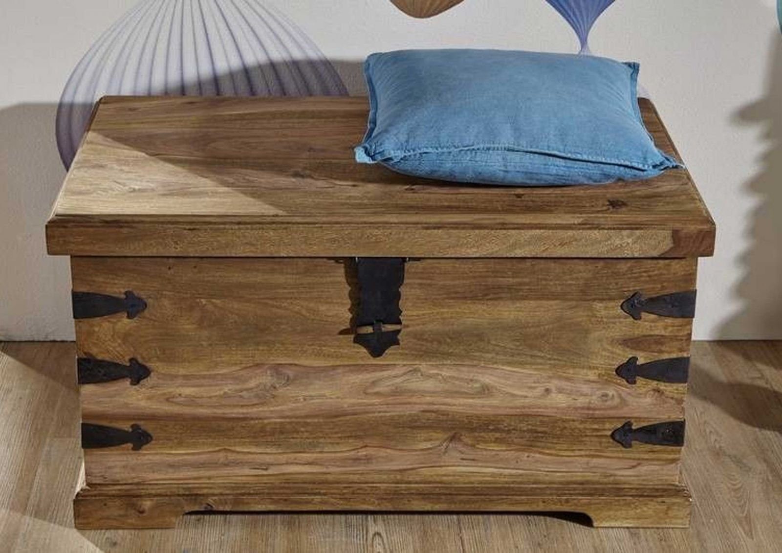 Massivmoebel24 Truhe LEEDS (Holztruhe, Holzkiste mit Deckel, Aufbewahrungstruhe für Stauraum aus Massivholz, Truhe im typischem Landhausstil mit einem Fach, in grau geölt 90x47x50 Sheesham montiert), Mexico-Stil;Landhaus-Stil;authentische Holzadern;a