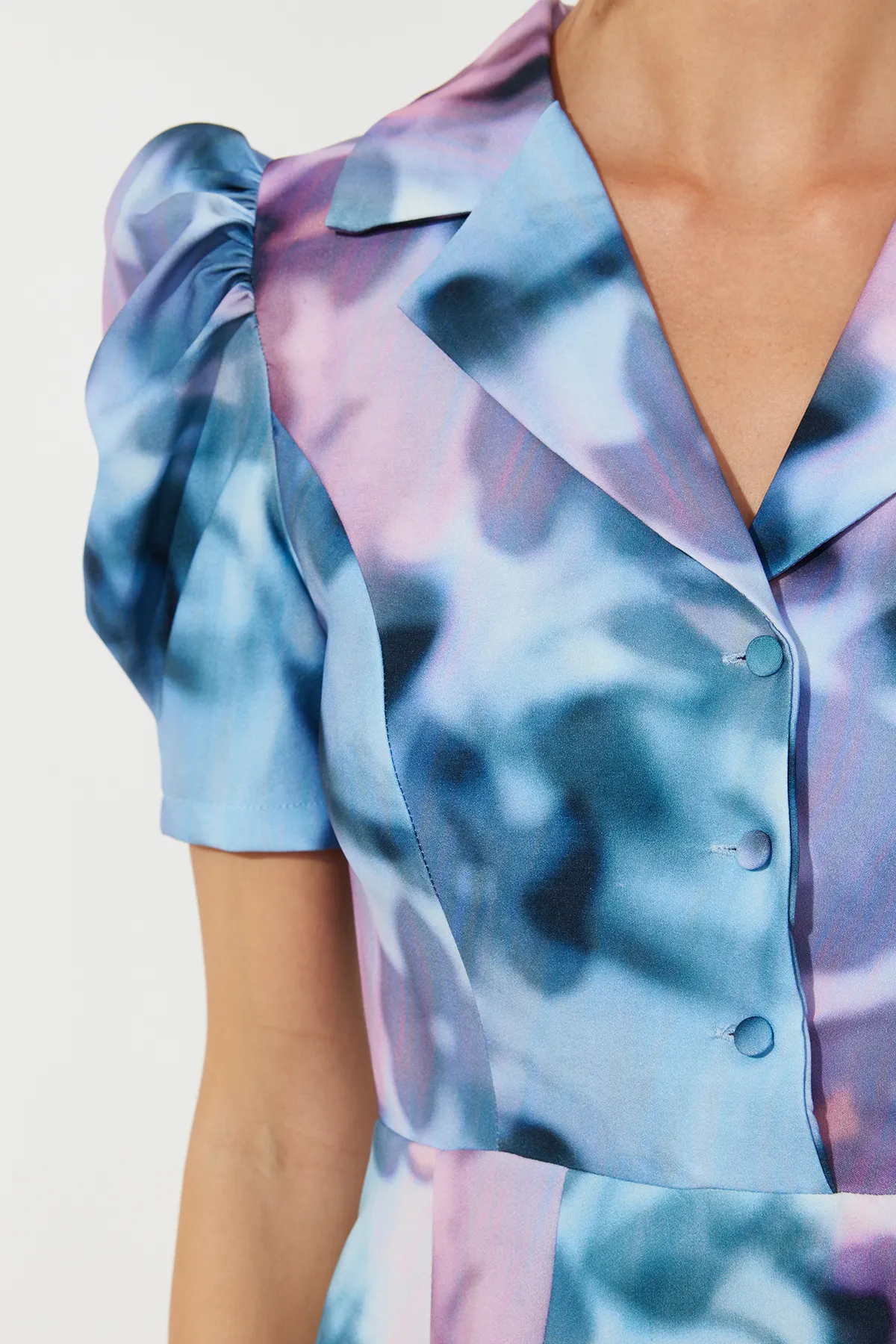 Trendyol Collection  Mehrfarbiges, gewebtes Kleid mit A-Linien-Print und Ballonärmeln TWOSS20EL1999