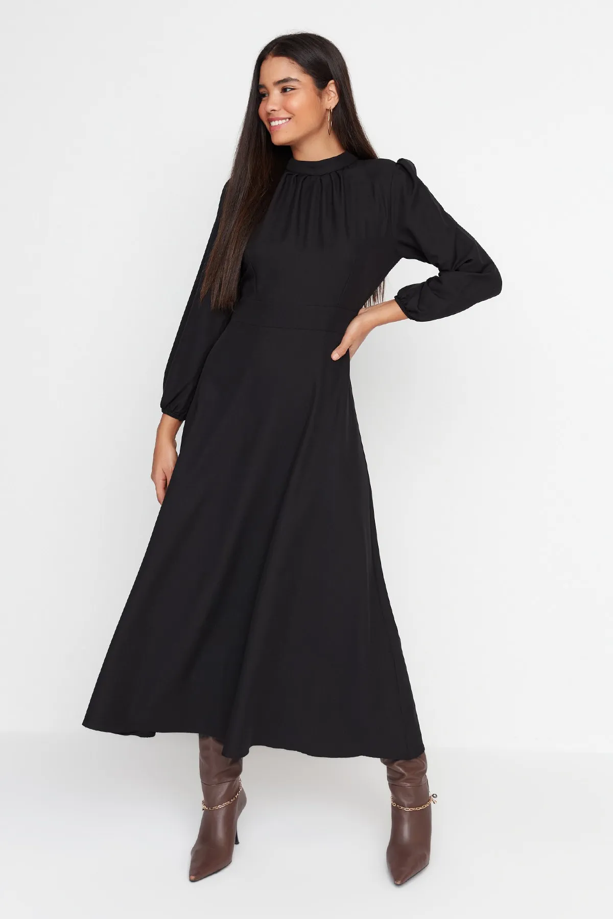 Trendyol Modest  Schwarzes gewebtes Kleid mit geraffter Vorderseite und Stehkragen TCTAW23EB00191