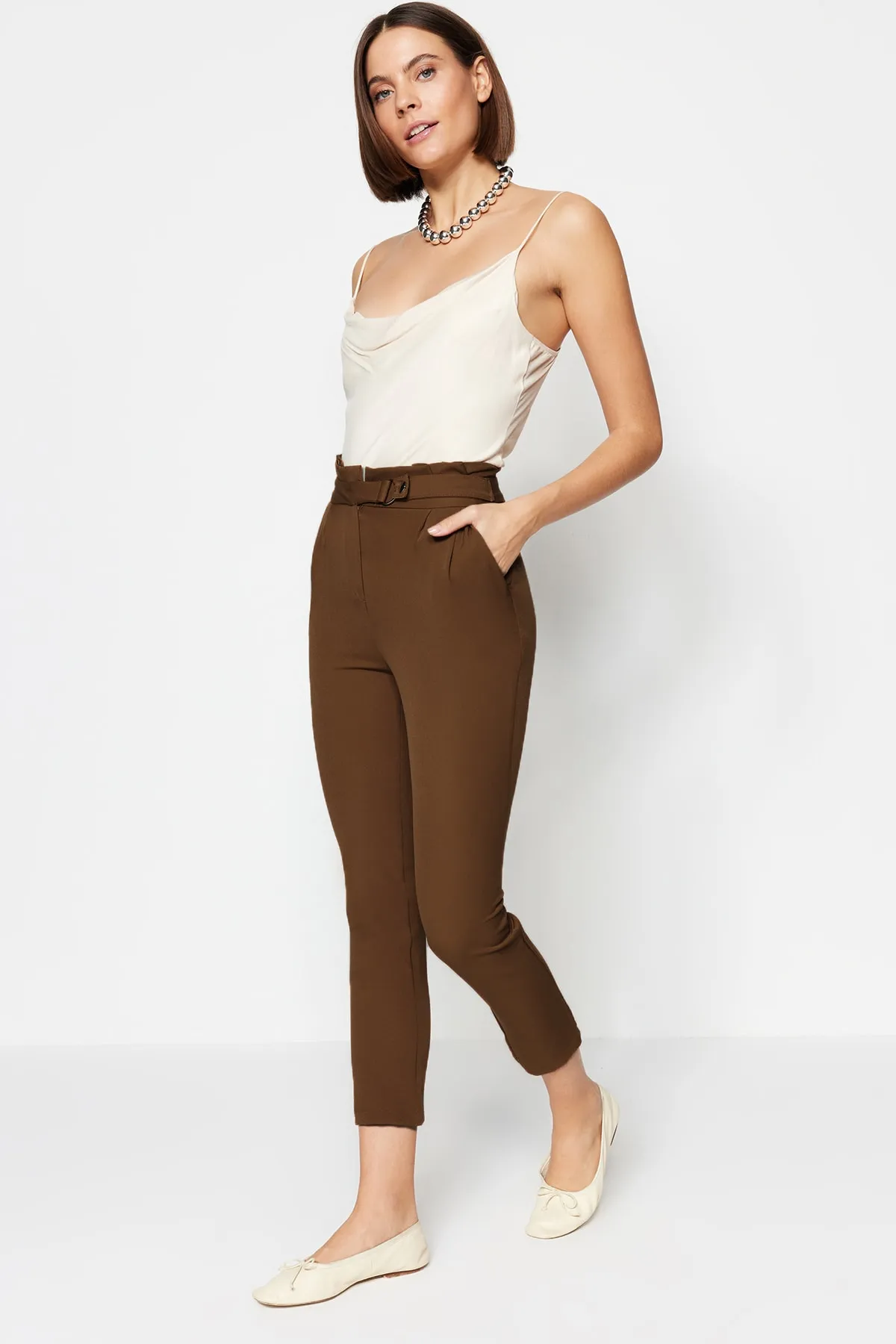 Trendyol Collection  Braune Karotte mit schmalem Beingürtel, detaillierte plissierte Webhose TWOSS20PL0131