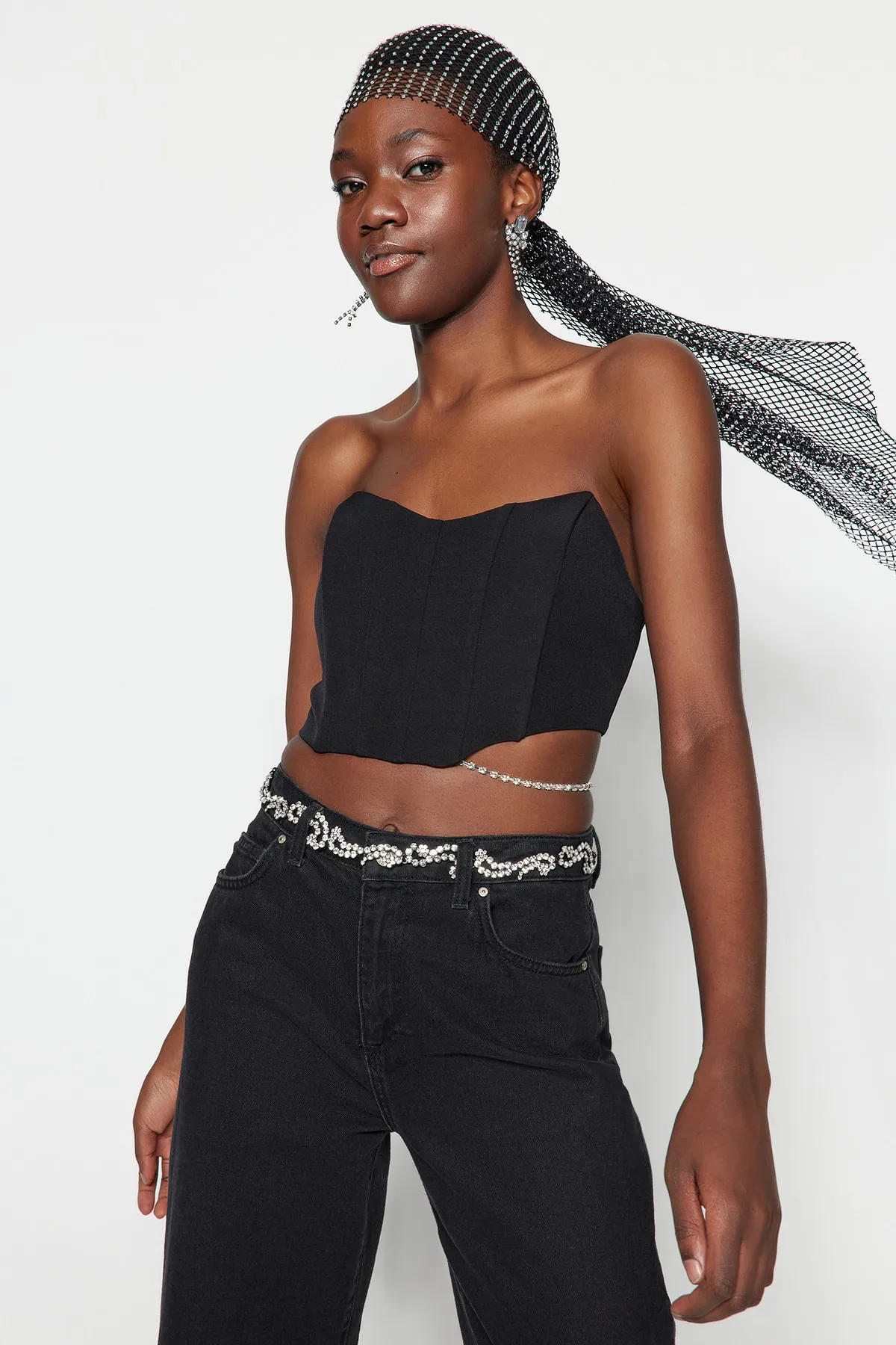 Trendyol Collection  Schwarzes Bustier mit kurzem Futter und gewebten Accessoires TPRSS23BS00035