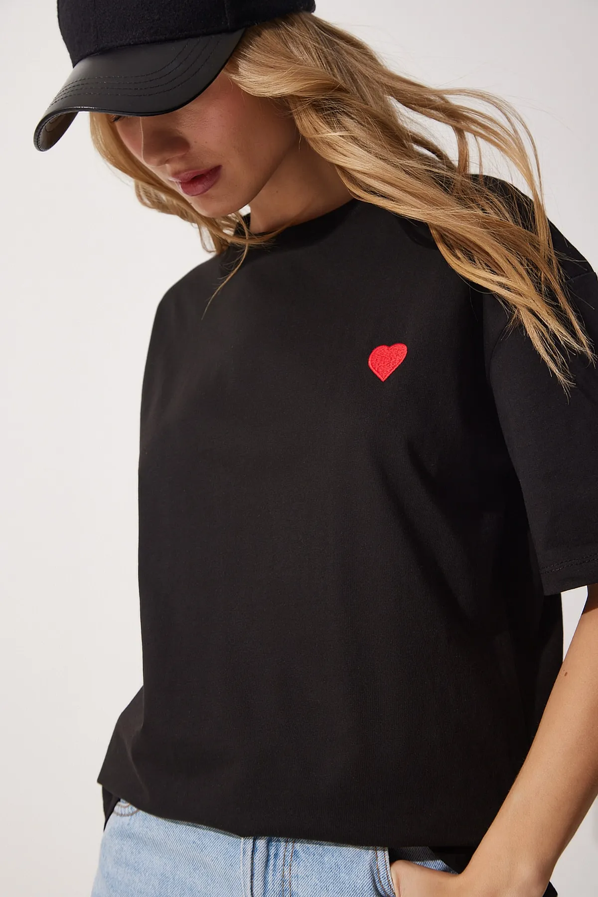 Happiness İstanbul  Schwarzes Oversize-T-Shirt aus Baumwolle mit Herzstickerei für Damen CR00405