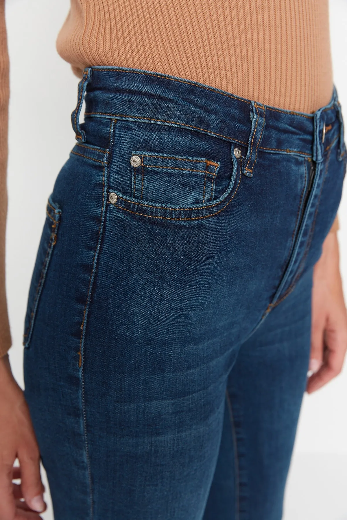 Trendyol Collection  Marineblaue Schlagjeans mit hoher Taille TWOSS22JE0460