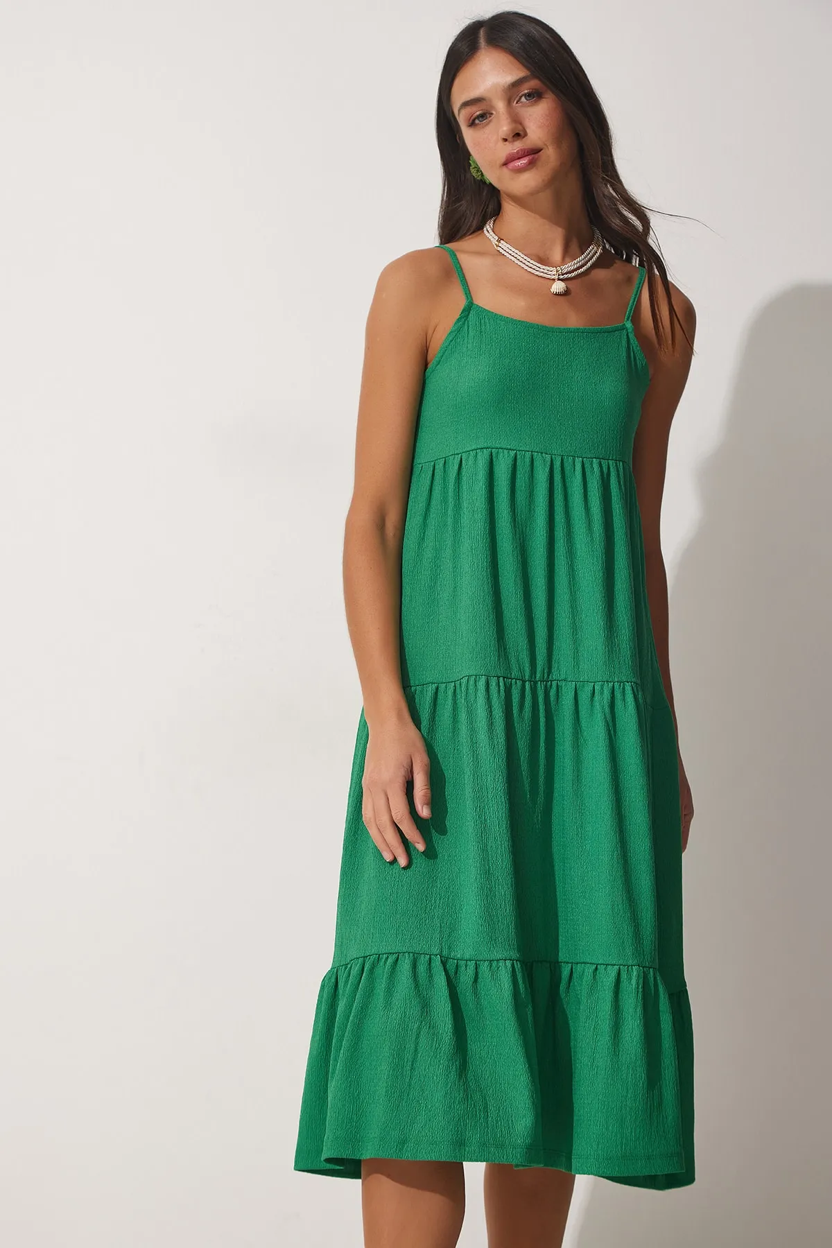 Happiness İstanbul  Grünes Sommer-Strickkleid mit Riemchen-Flounce für Damen UB00077