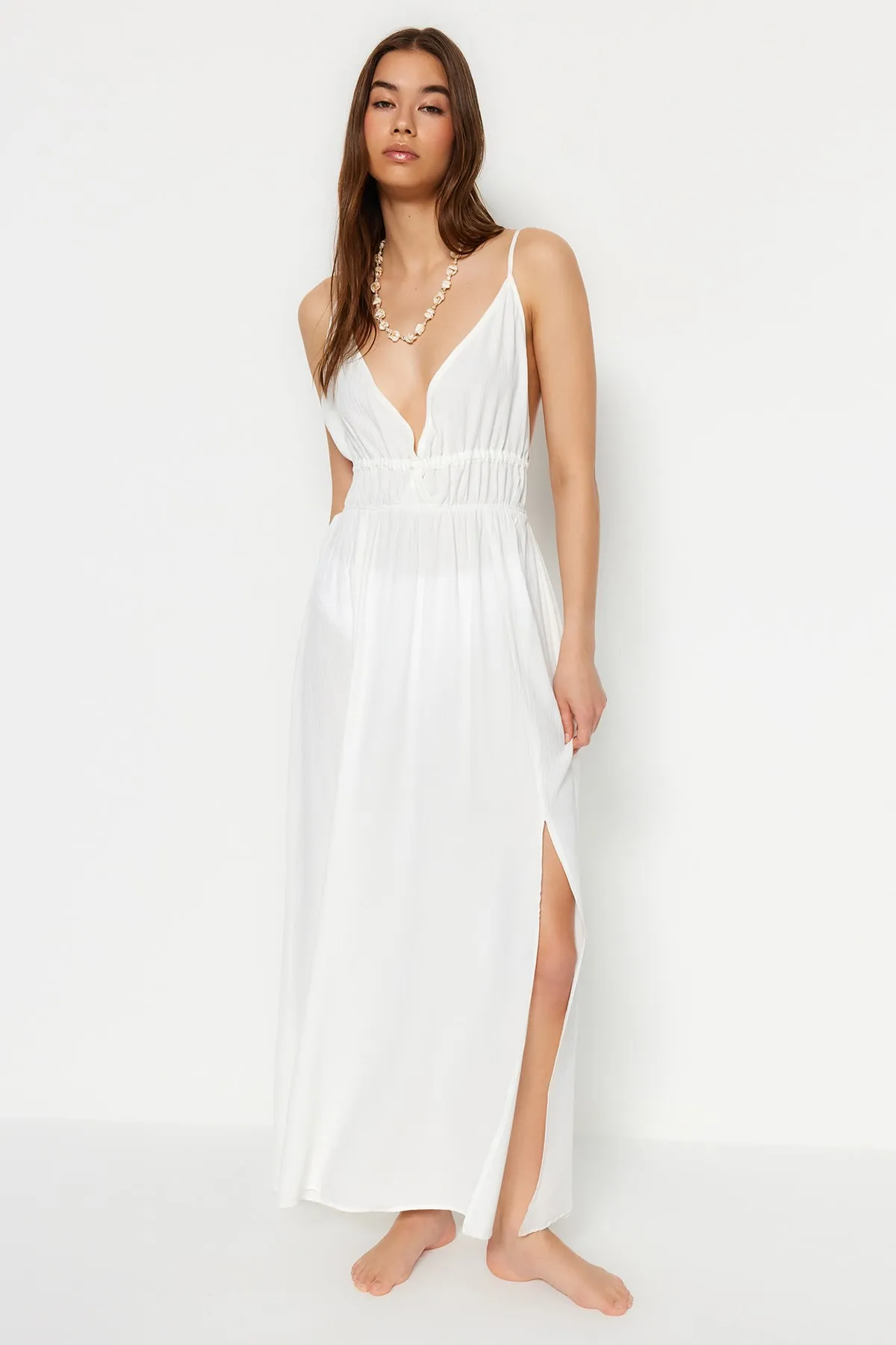 Trendyol Collection  Ecrufarbenes, gewebtes Maxi-Strandkleid mit Raffung TBESS23EL00063