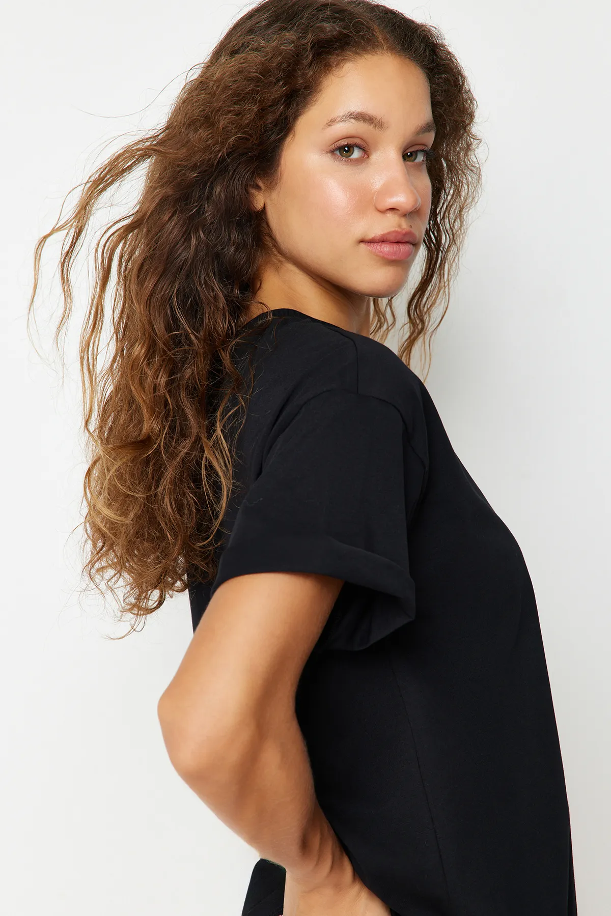 Trendyol Collection  Schwarzes, übergroßes/weites Strick-T-Shirt mit Rundhalsausschnitt aus 100 % Baumwolle TWOSS20TS0134
