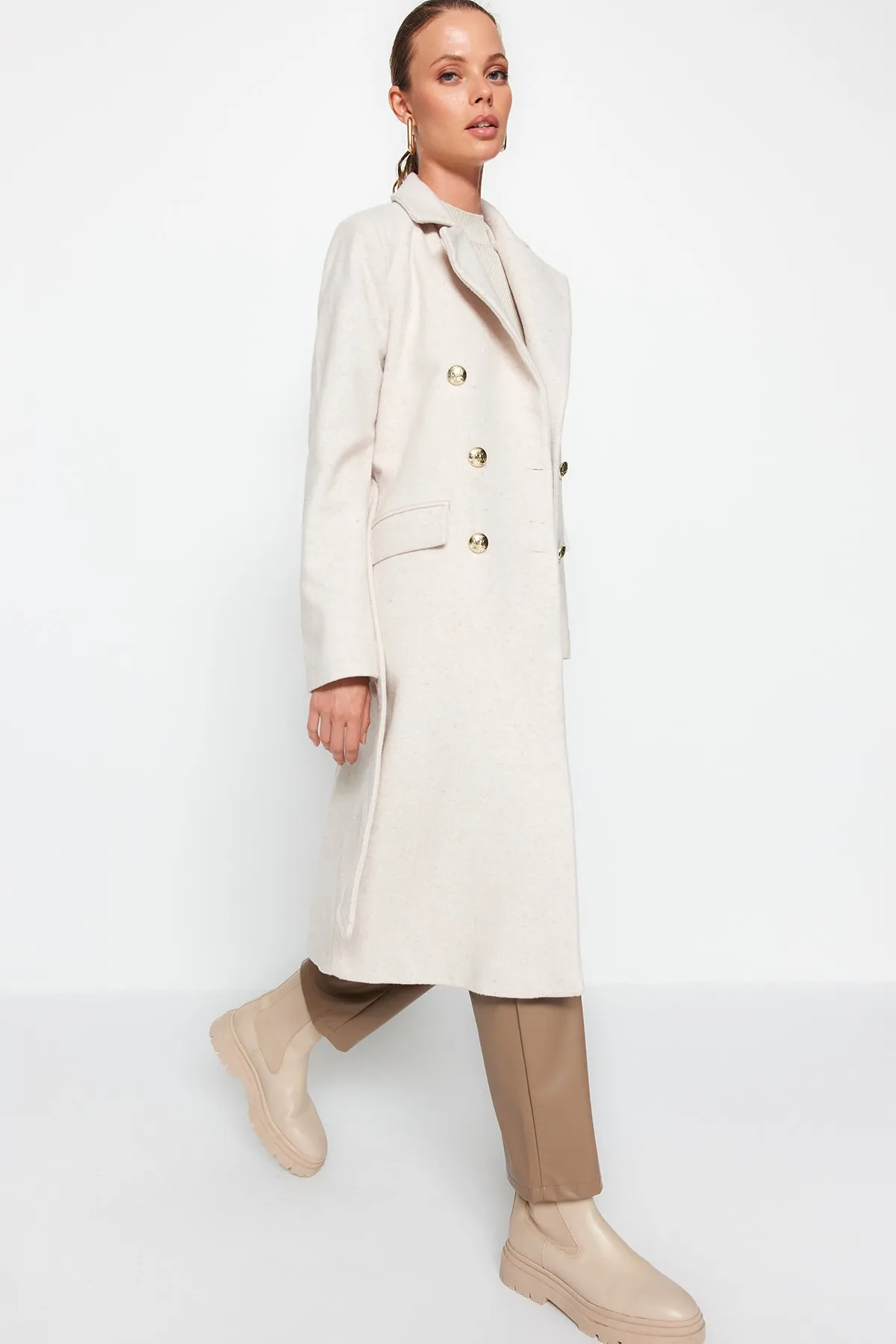 Trendyol Collection  Langer Wollmantel mit Steinmuster, Gürtel und goldenen Knöpfen TWOAW24KB00022
