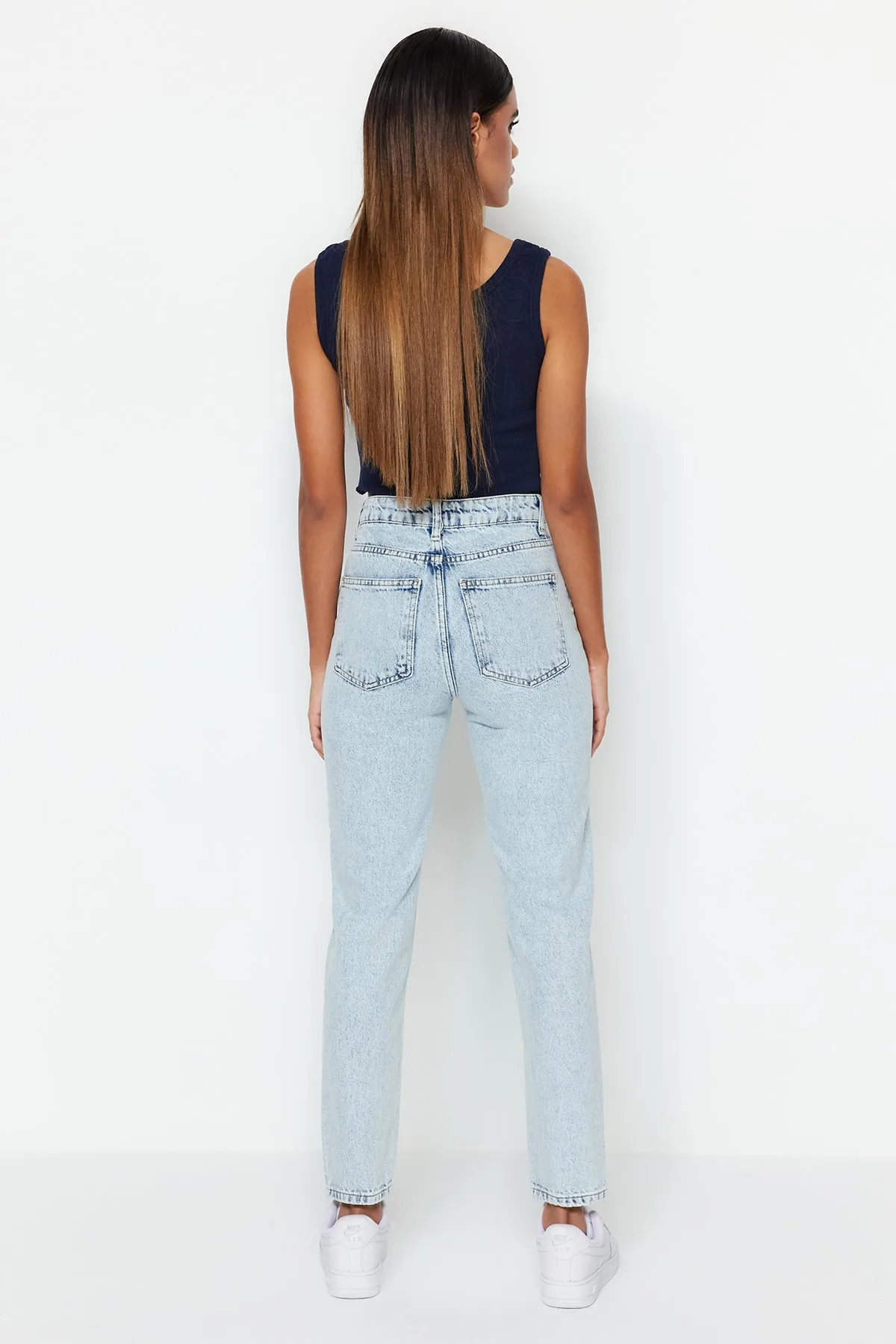 Trendyol Collection  Hellblaue High-Bel-Mom-Jeans TWOSS23JE00085