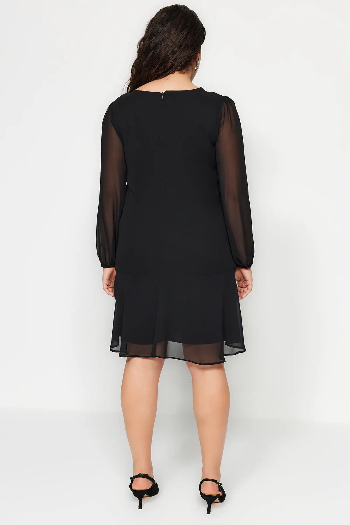 Trendyol Curve  Schwarzes schlichtes Basic-Midi-Kleid in Übergröße aus gewebtem Stoff