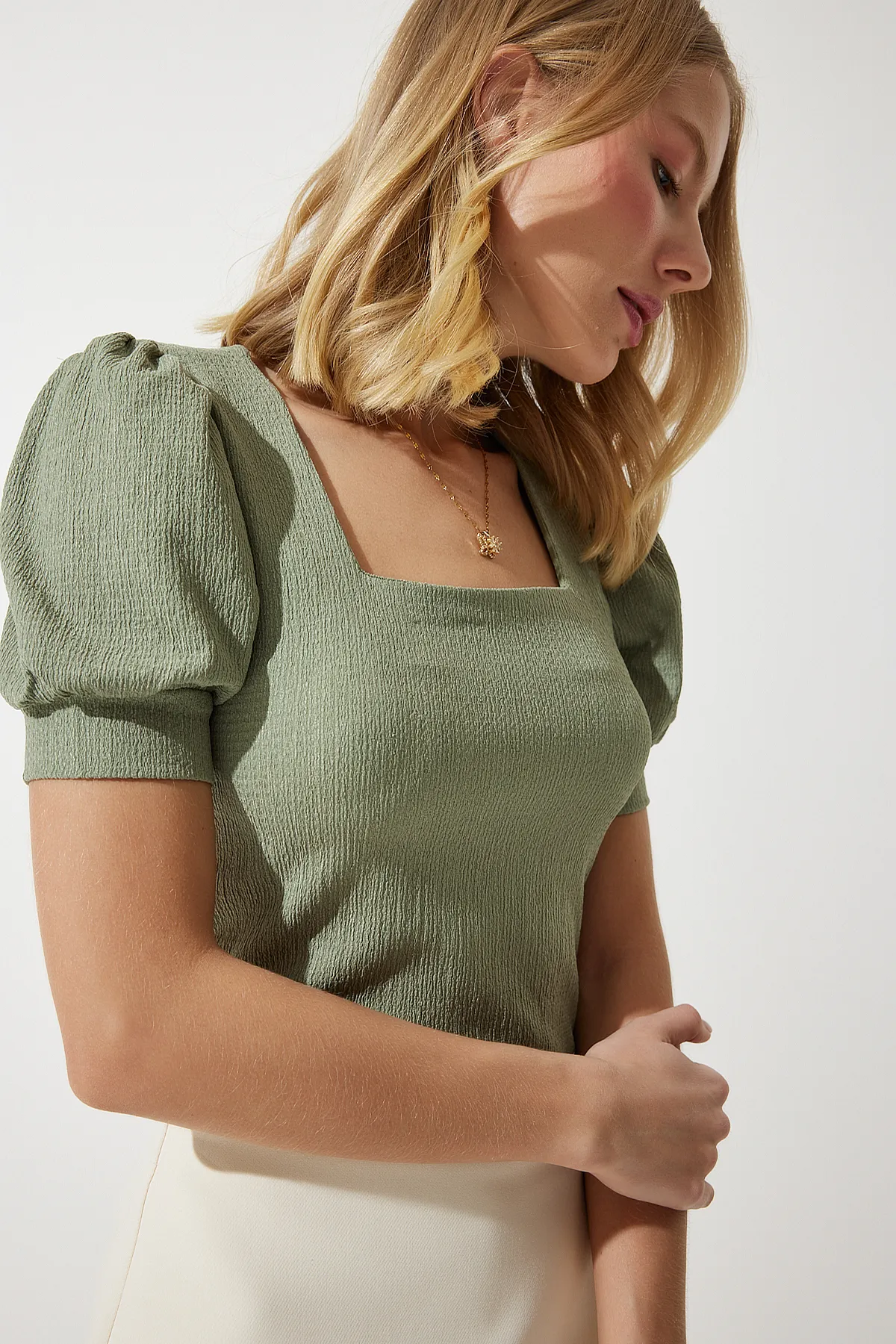 Happiness İstanbul  Grüne Damen-Strickbluse mit quadratischem Ausschnitt und Ballonärmeln DD01051