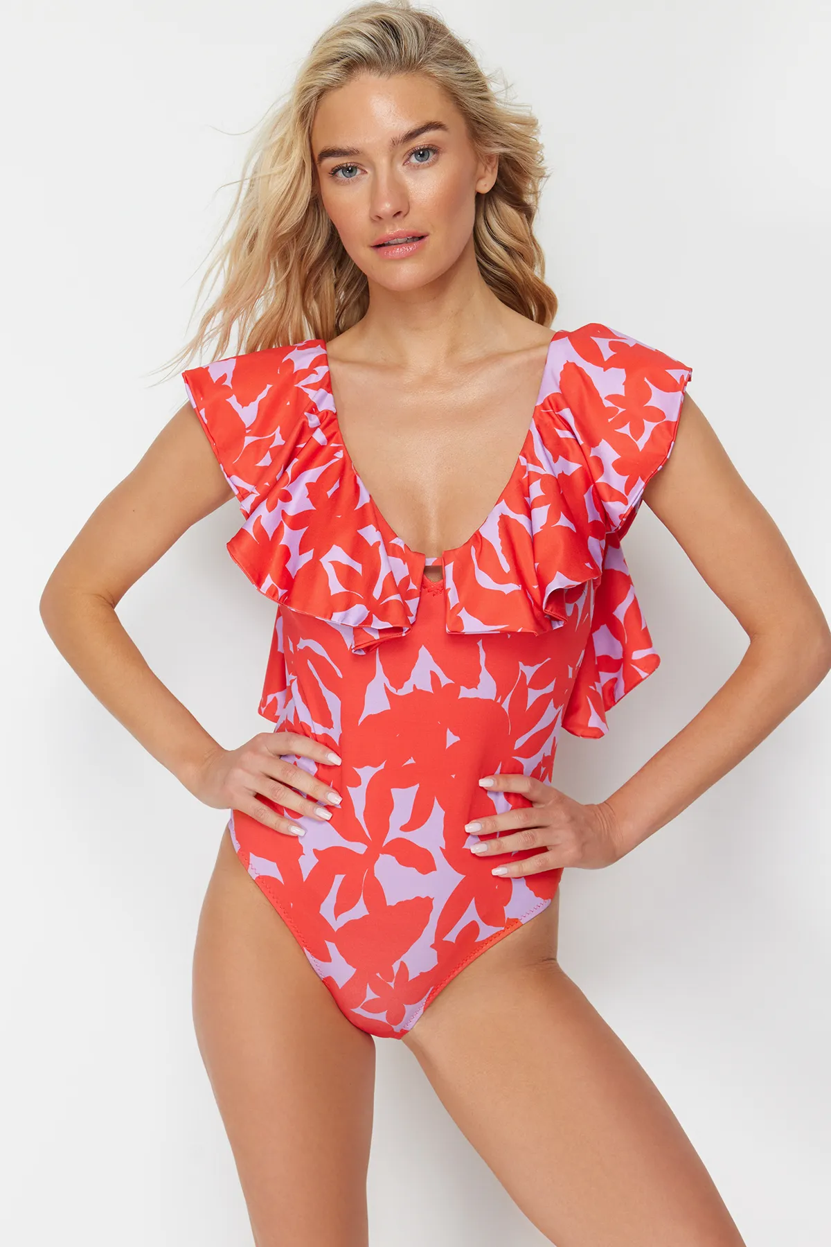 Trendyol Collection  Roter Badeanzug mit Volant und Blumenmuster TBESS21MA0278