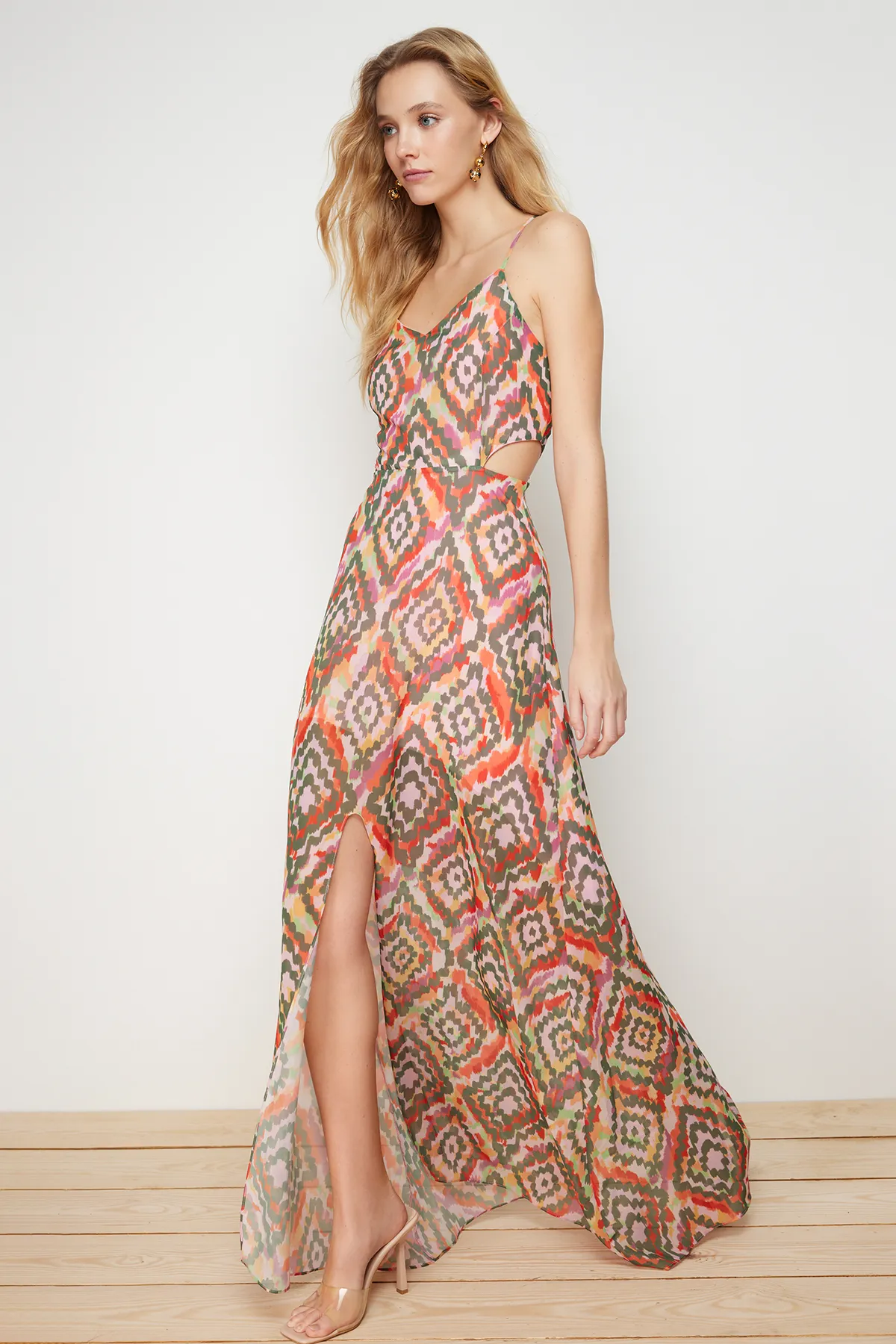 Trendyol Collection  Smaragdgrünes A-Linien-Maxikleid mit gefüttertem Fenster/Ausschnitt und detailliertem Blumendruck TWOSS20EL1270