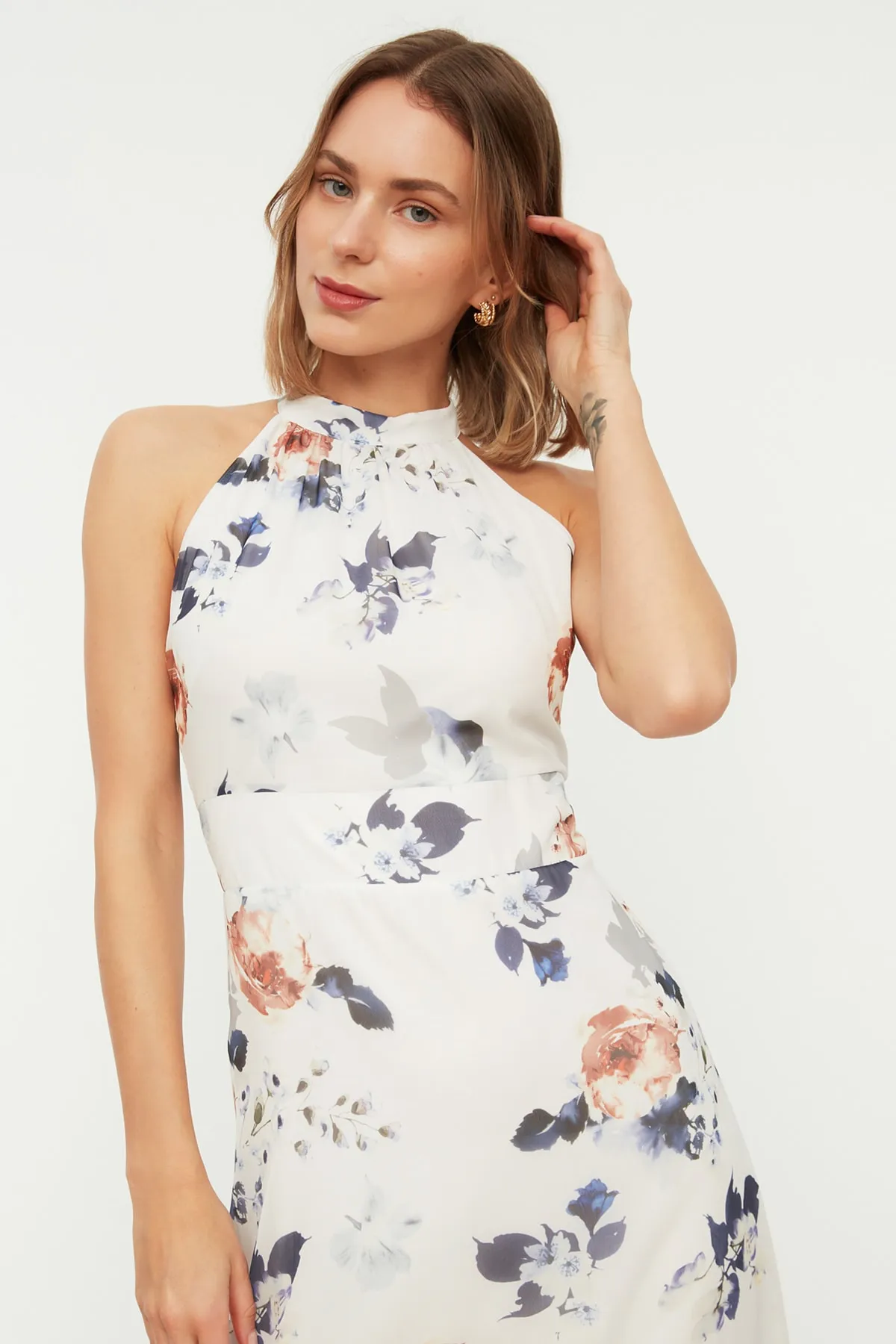 Trendyol Collection  Ecrufarbenes, gewebtes Midikleid mit Neckholder und Blumendruck TWOSS19LJ0200