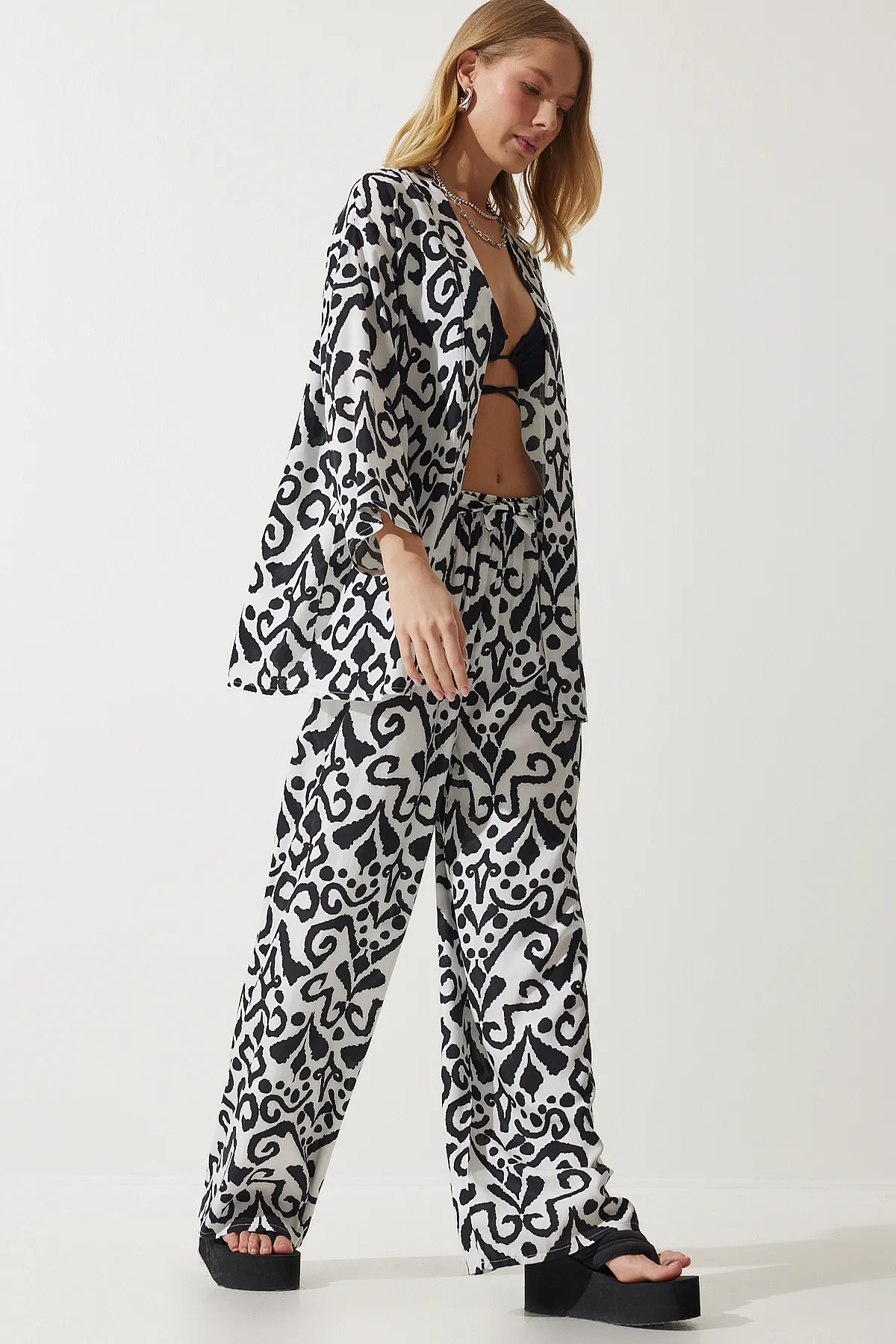 Happiness İstanbul  Schwarz-weiß gemustertes Kimono-Palazzo-Hosen-Set für Damen EN00614