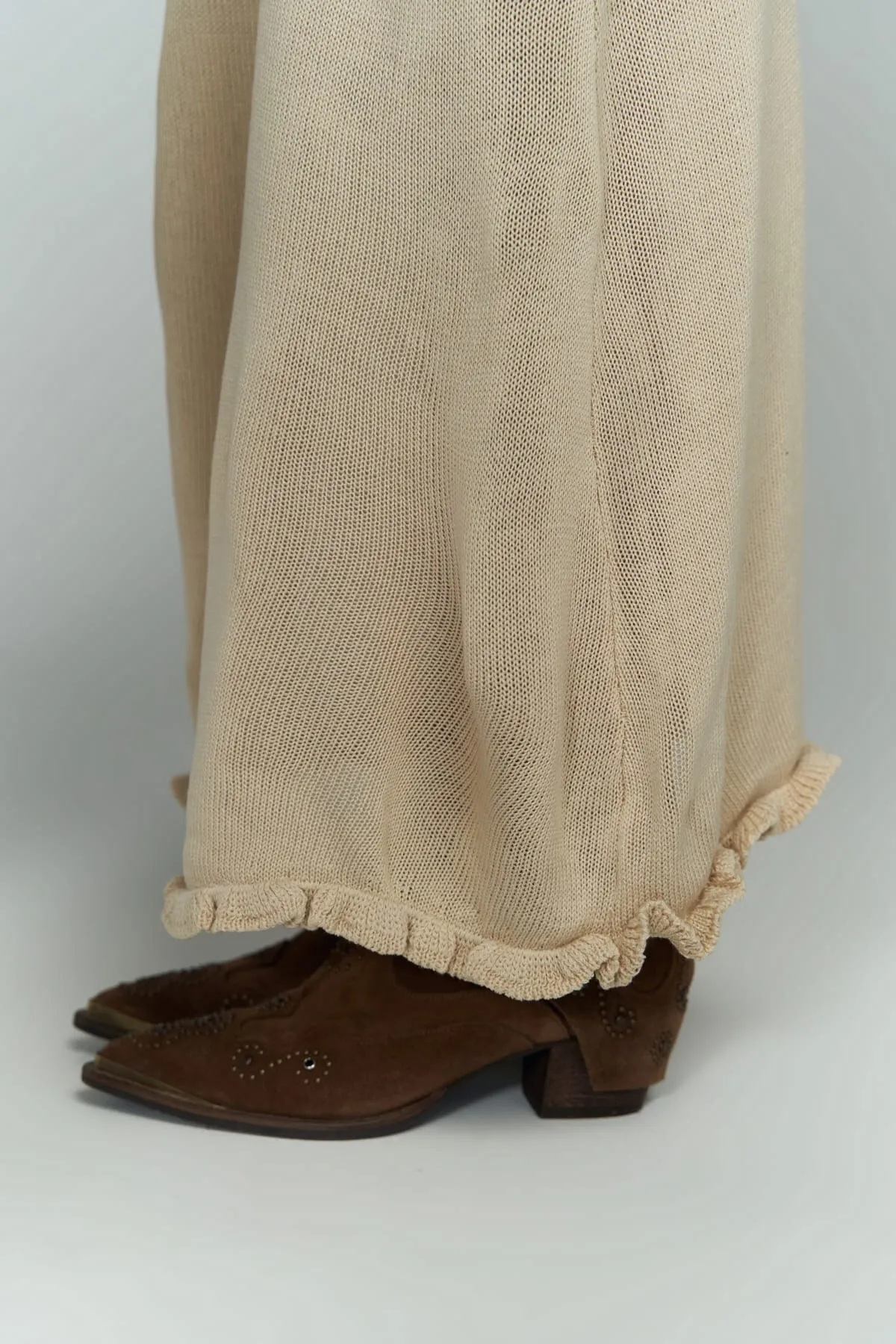 BOHEMAİ  Beigefarbenes Strickkleid mit tiefem Ausschnitt von Angela Back