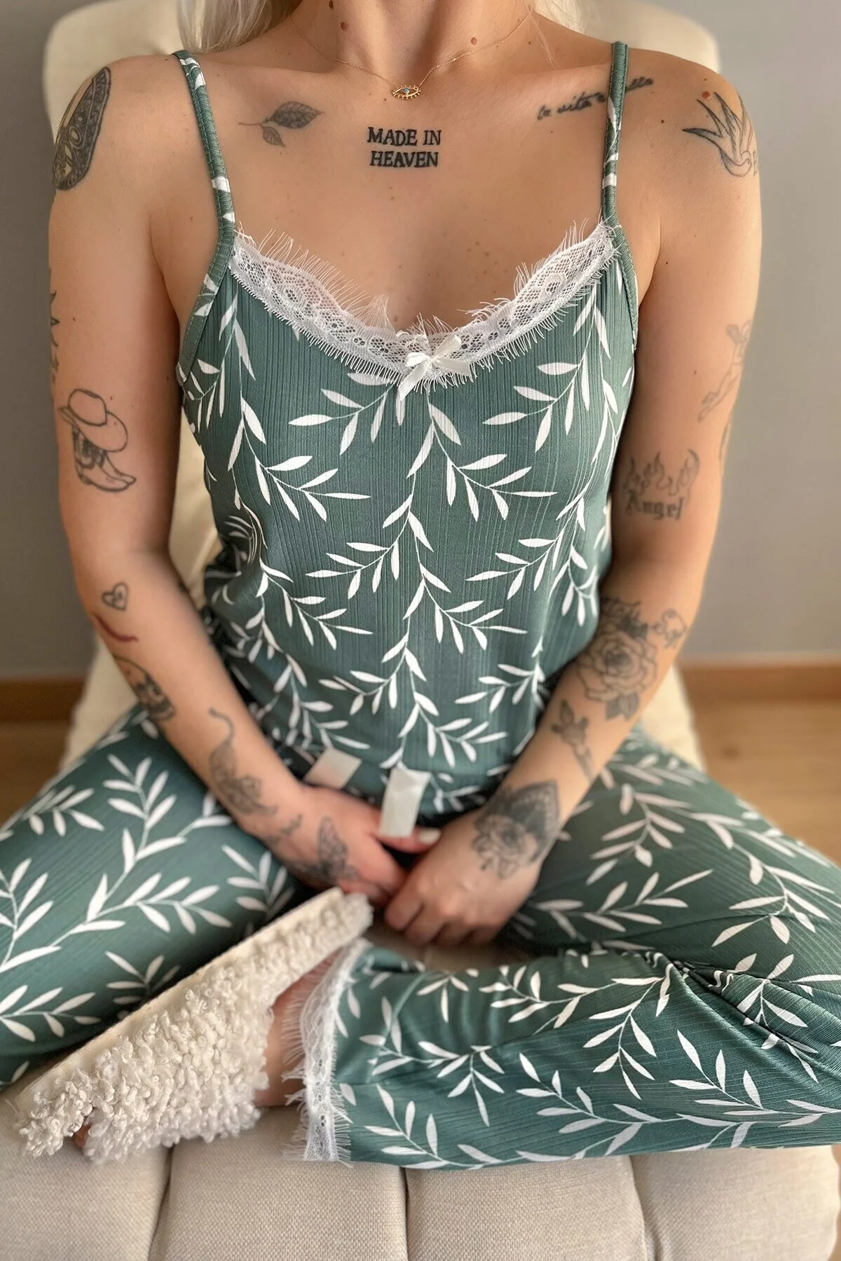 Pijamaevi  Pegasus-Pyjama-Set mit grünem Olivenzweig-gemustertem Morgenmantel