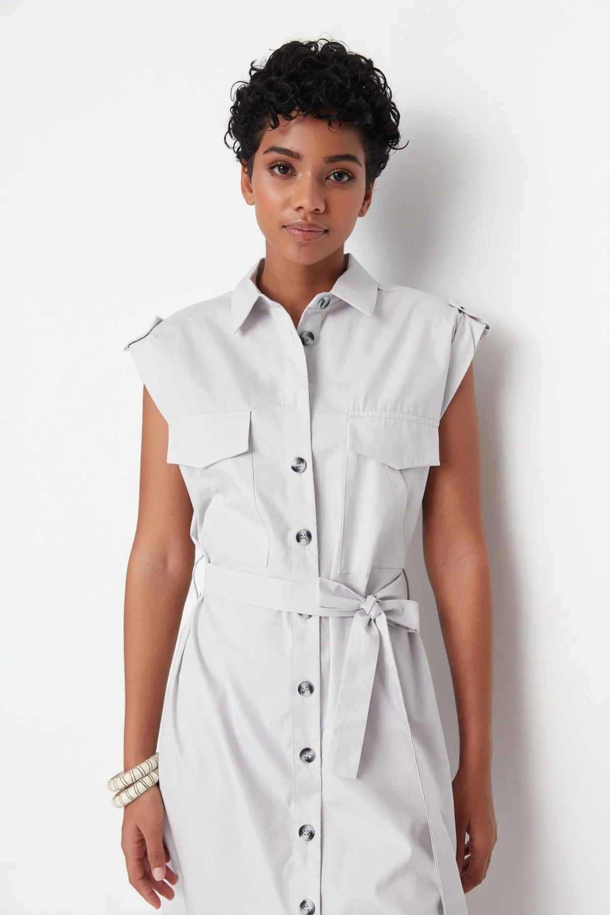 Trendyol Collection  Ecrufarbenes, gewebtes Midi-Hemdkleid mit Gürtel TWOAW23EL00339