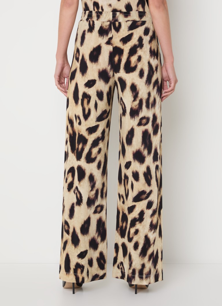Pantalonii cu talie înaltă și croială largă, de la Claudia Sträter, prezintă un imprimeu leopard și buzunare laterale.