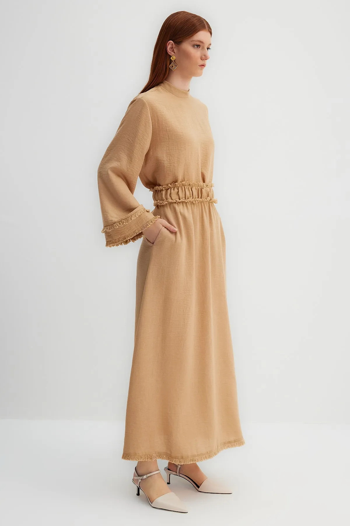 Trendyol Modest  X Kevser Sarıoglu Beigefarbener gewebter Rock mit Quastendetail an der Taille TCLSS23EE00000