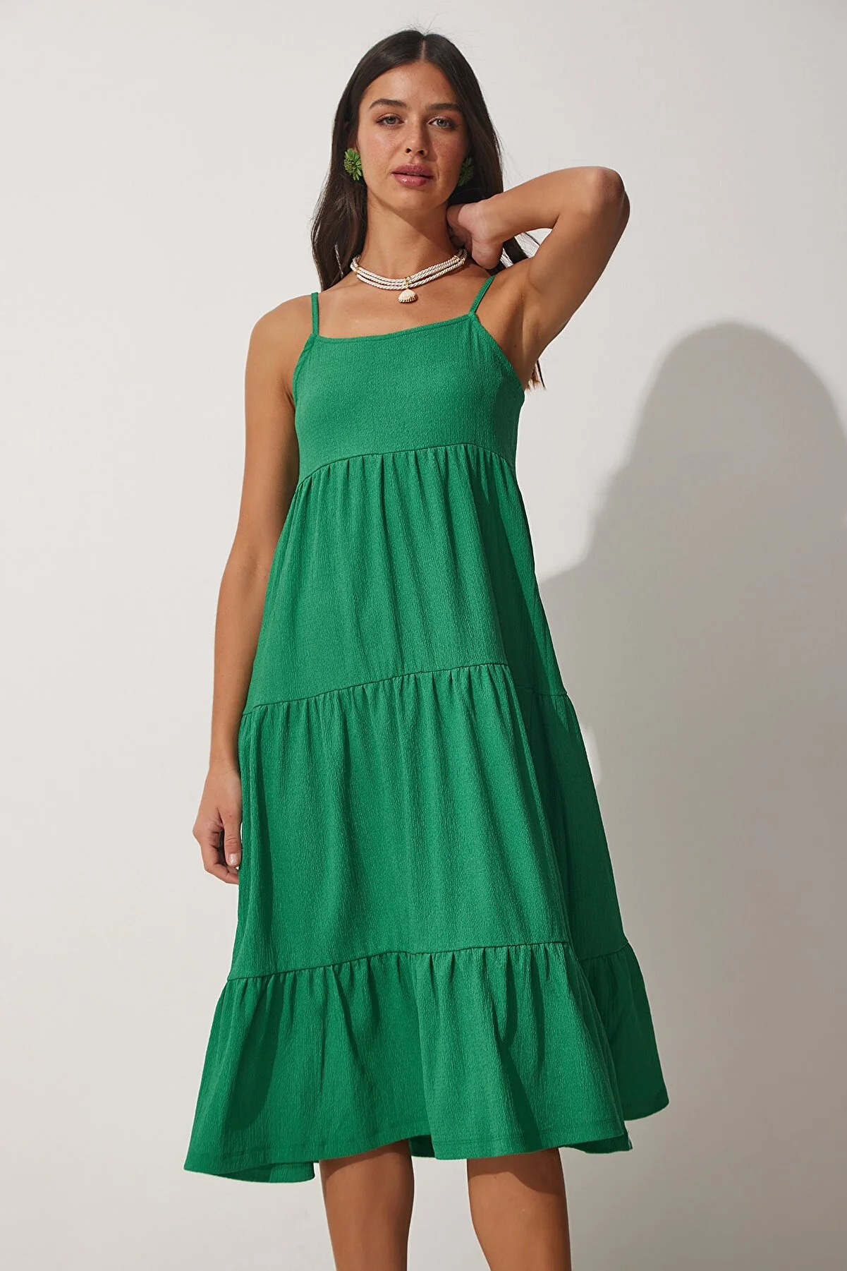 Happiness İstanbul  Grünes Sommer-Strickkleid mit Riemchen-Flounce für Damen UB00077