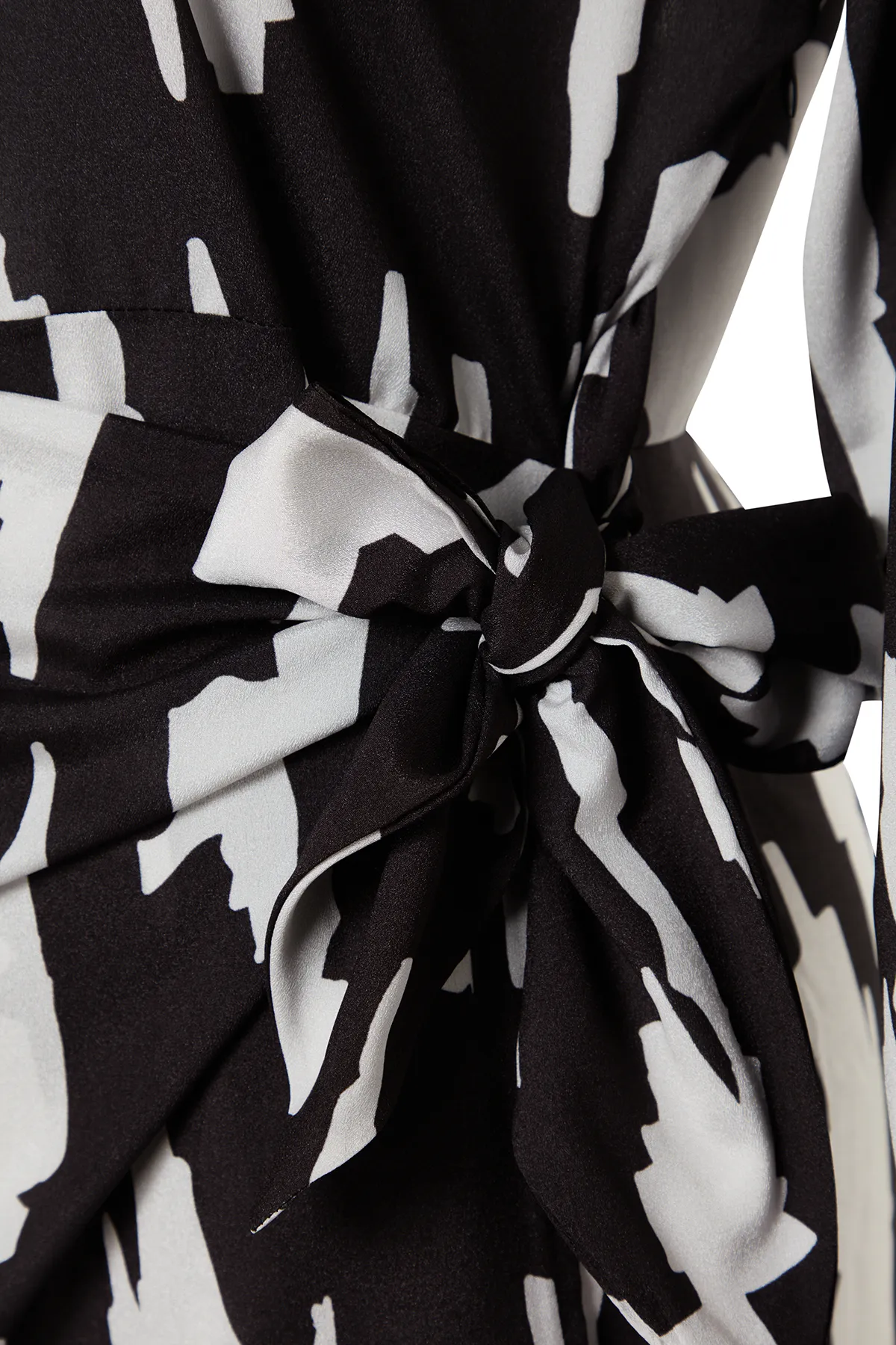 Trendyol Curve  Schwarz-weißes Midi-Webkleid mit Wickelbindung und Details TBBAW24AH00047