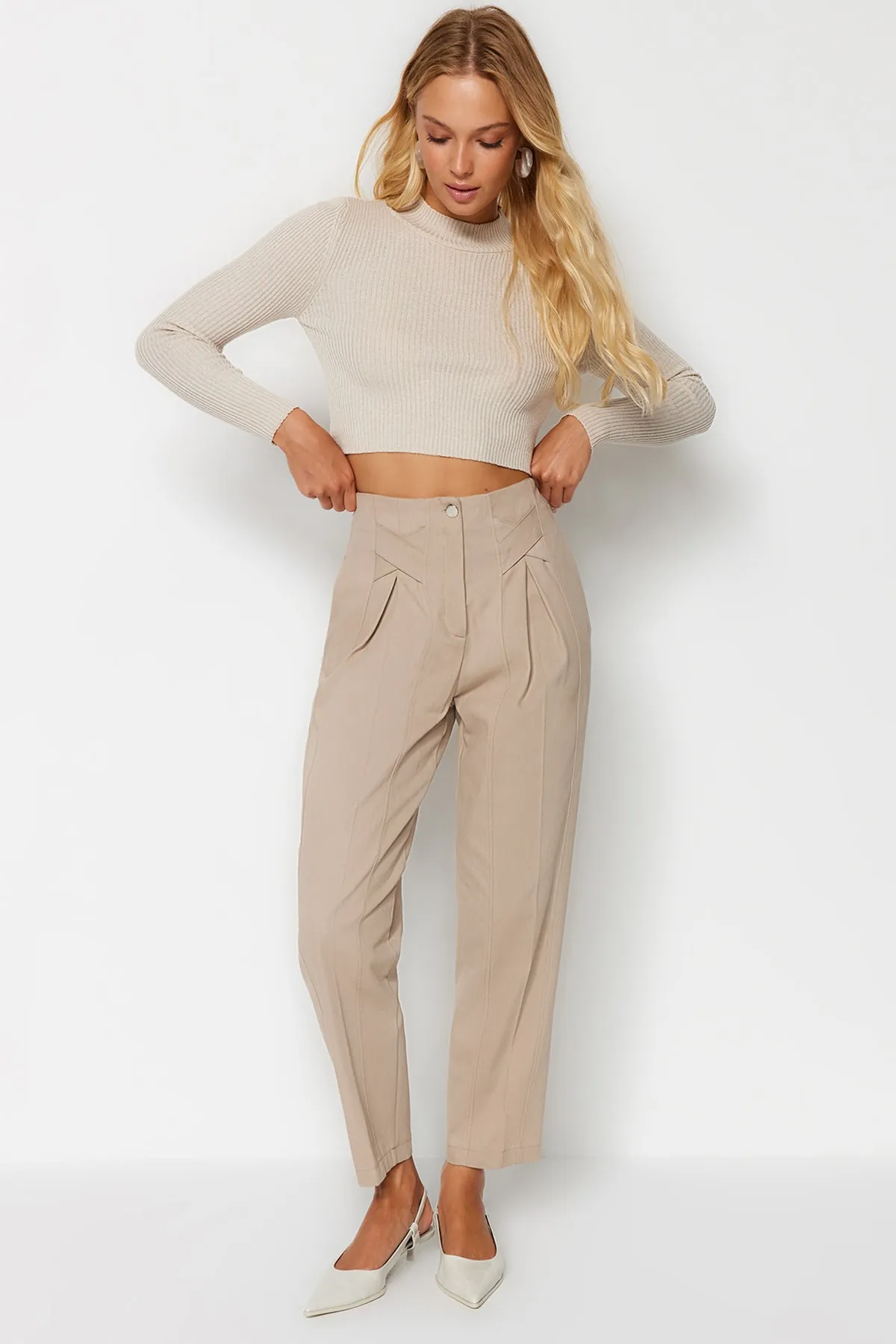 Trendyol Collection  Nerzfarbene, gewebte Hose aus Baumwolle mit Karottenmuster und Streifendetails TWOAW22PL0342
