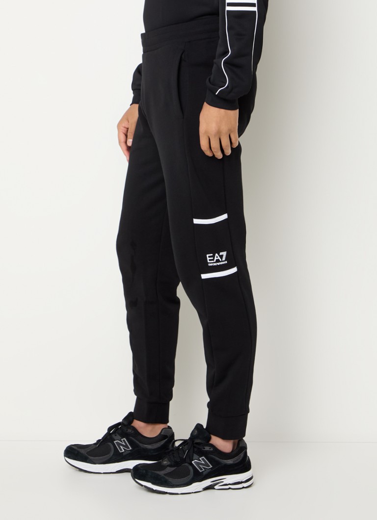 Pantaloni de trening slim fit de la Emporio Armani, cu logo și buzunare laterale.
