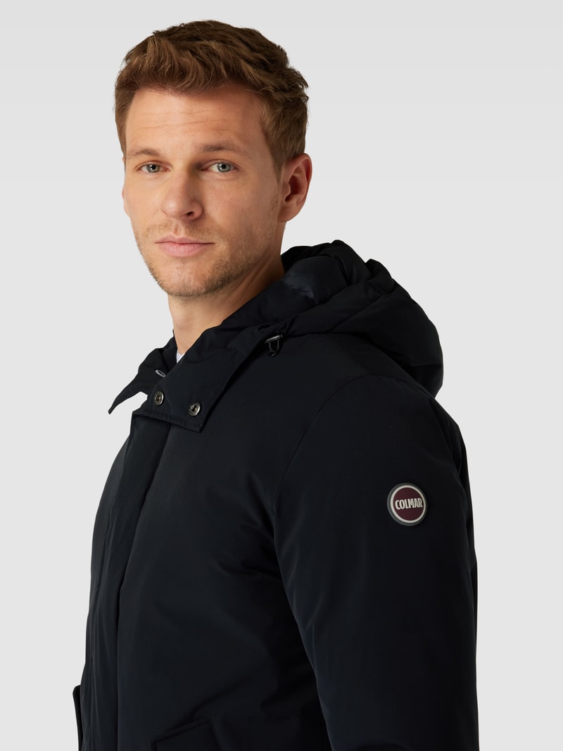 Daunenjacke mit Label-Patch in schwarz