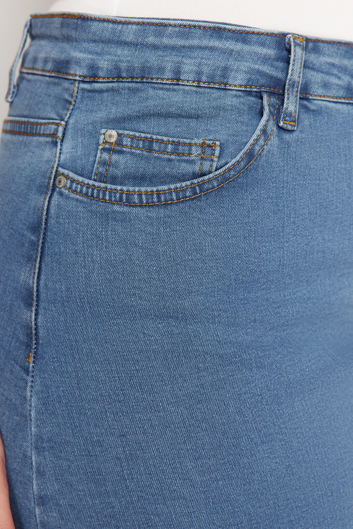 Trendyol Curve  Blauer Jeansrock in Blockfarben TBBAW24AZ00025