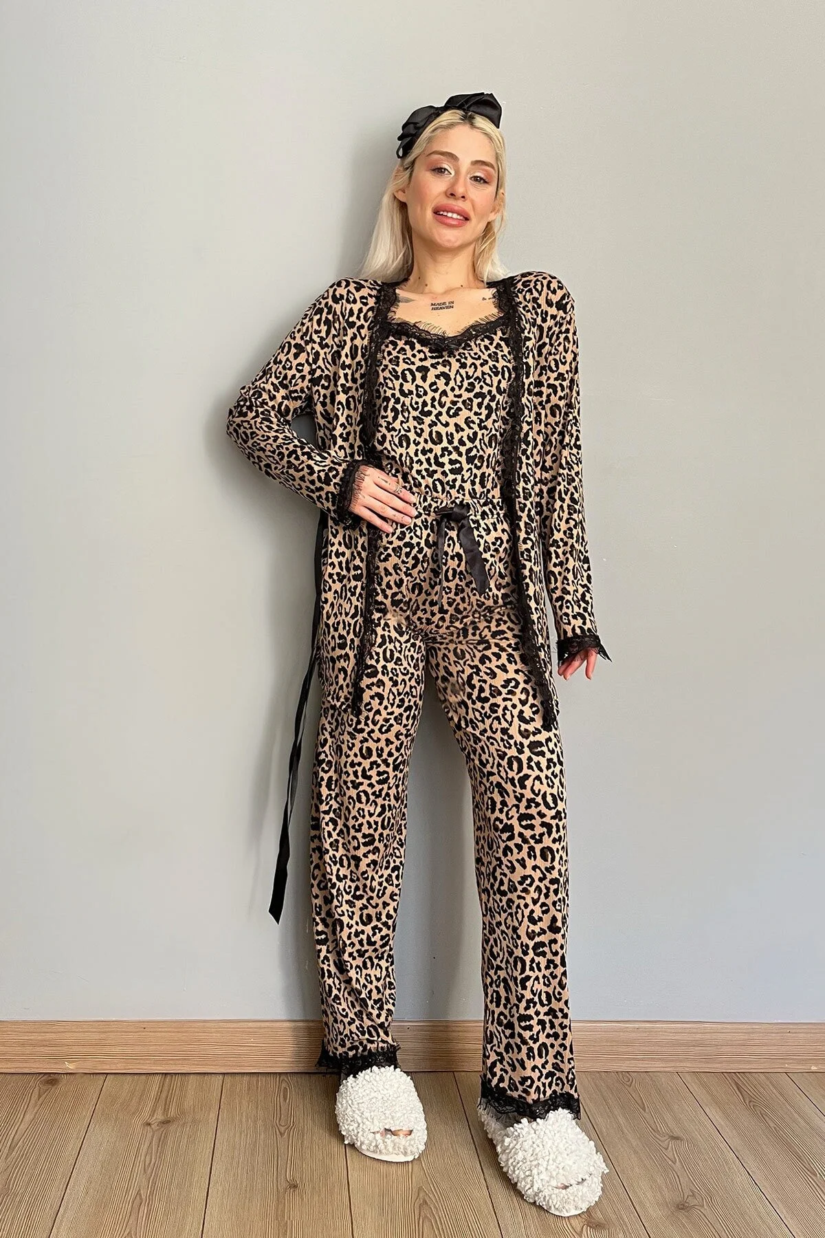 Pijamaevi  Braunes Pegasus-Pyjama-Set mit Leopardenmuster für Damen und Bademantel