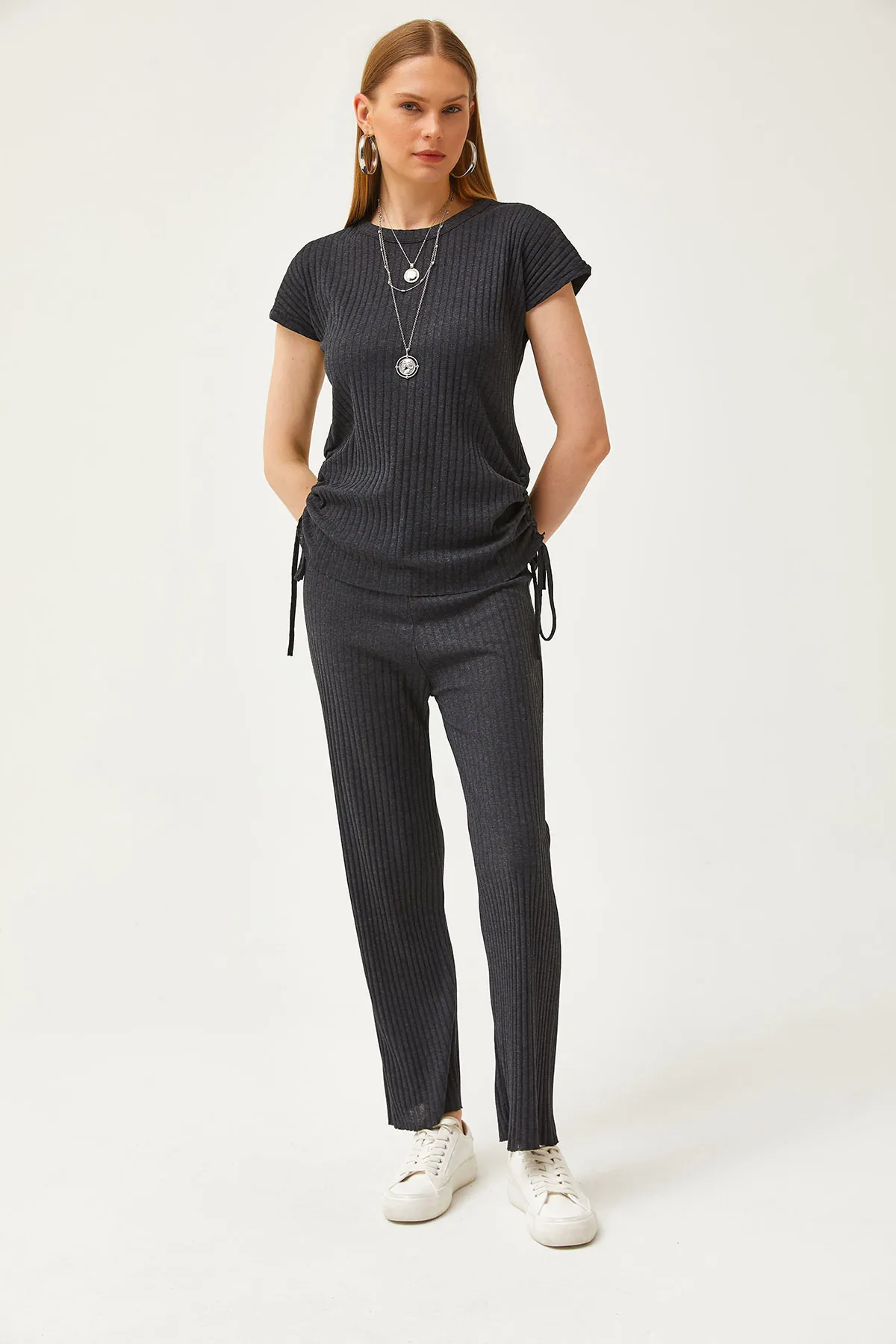 Olalook  Anthrazitfarbenes Damen-Set mit seitlich geraffter Bluse und Palazzo-Hose TKM-19000196