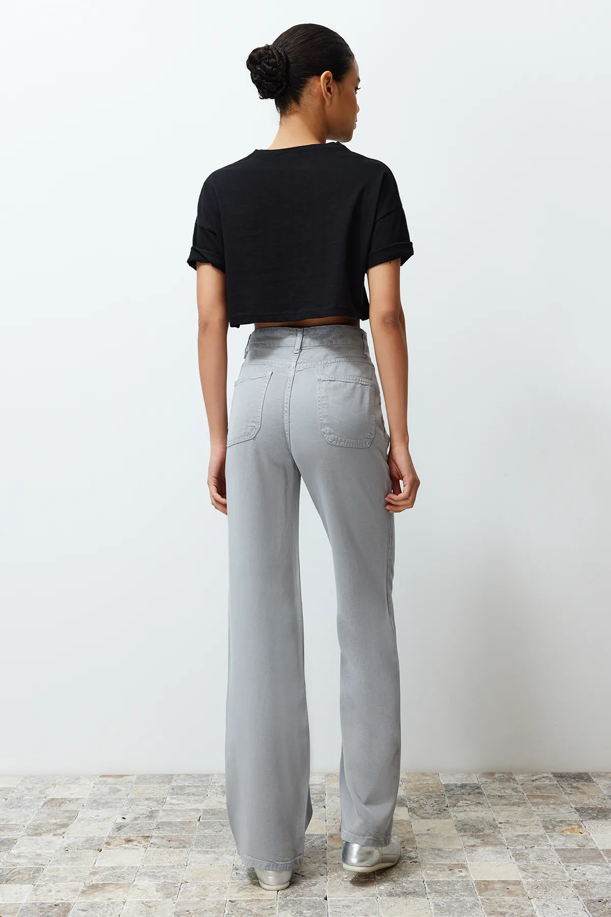 Trendyol Collection  Graue Jeans mit niedriger Taille und weitem Bein aus 100 % Tencel™ TWOSS23JE00219