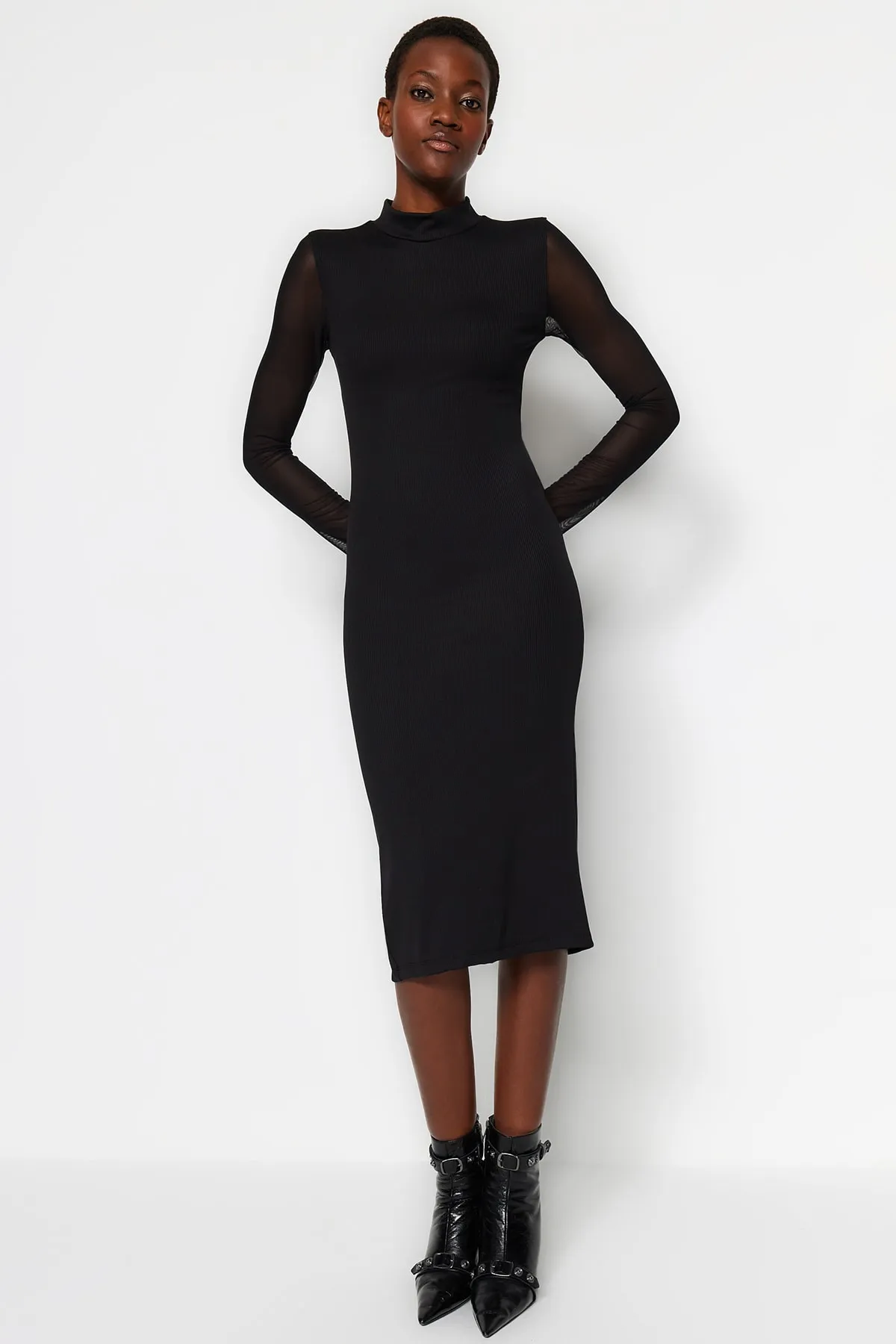 Trendyol Collection  Schwarzes, elegant geschnittenes Midi-Tüllkleid mit hohem Kragen und geripptem, flexiblem Strickkleid TWOAW24EL00177