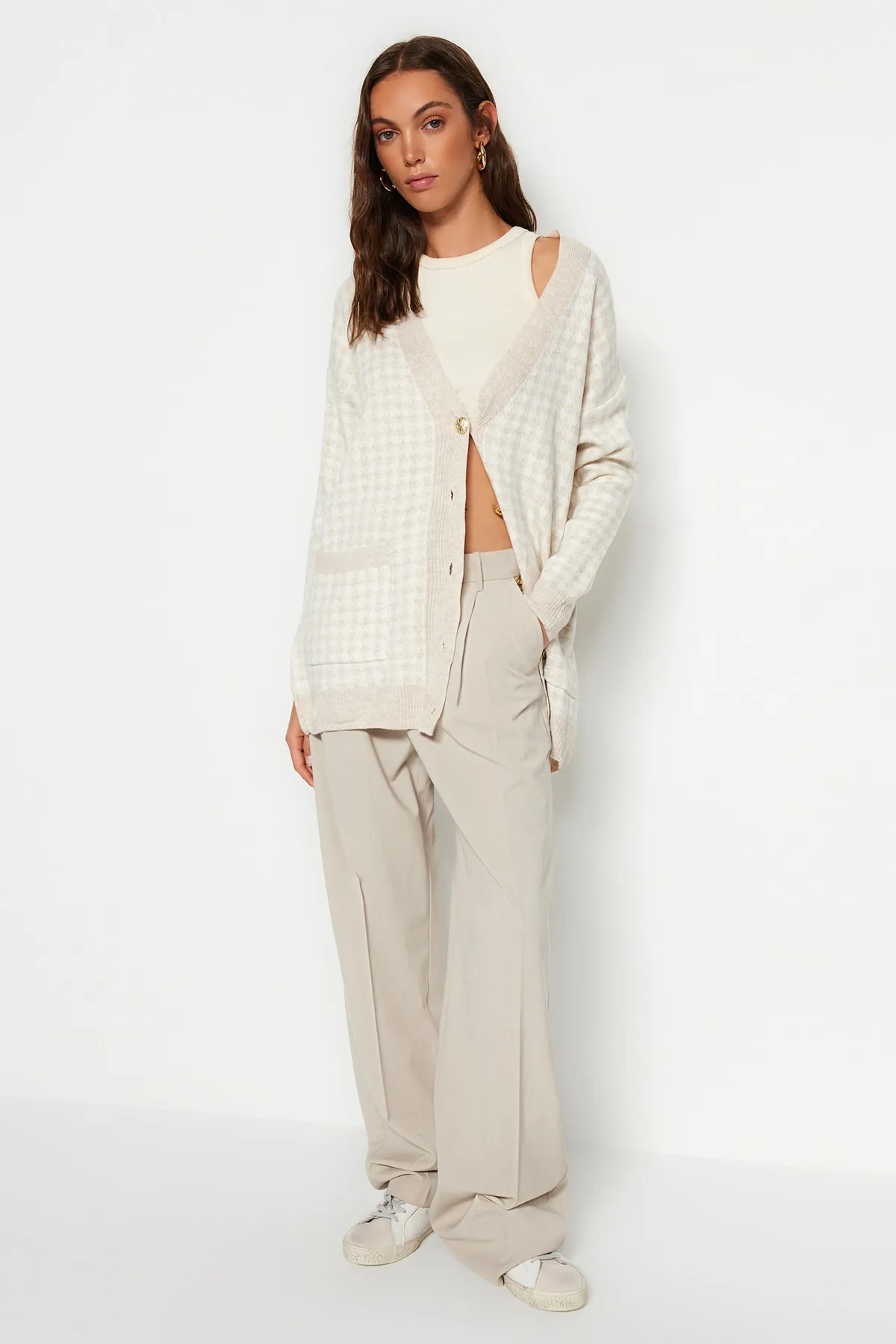 Trendyol Collection  Steinfarbener Strick-Cardigan mit weiter Passform TWOAW22HI0179